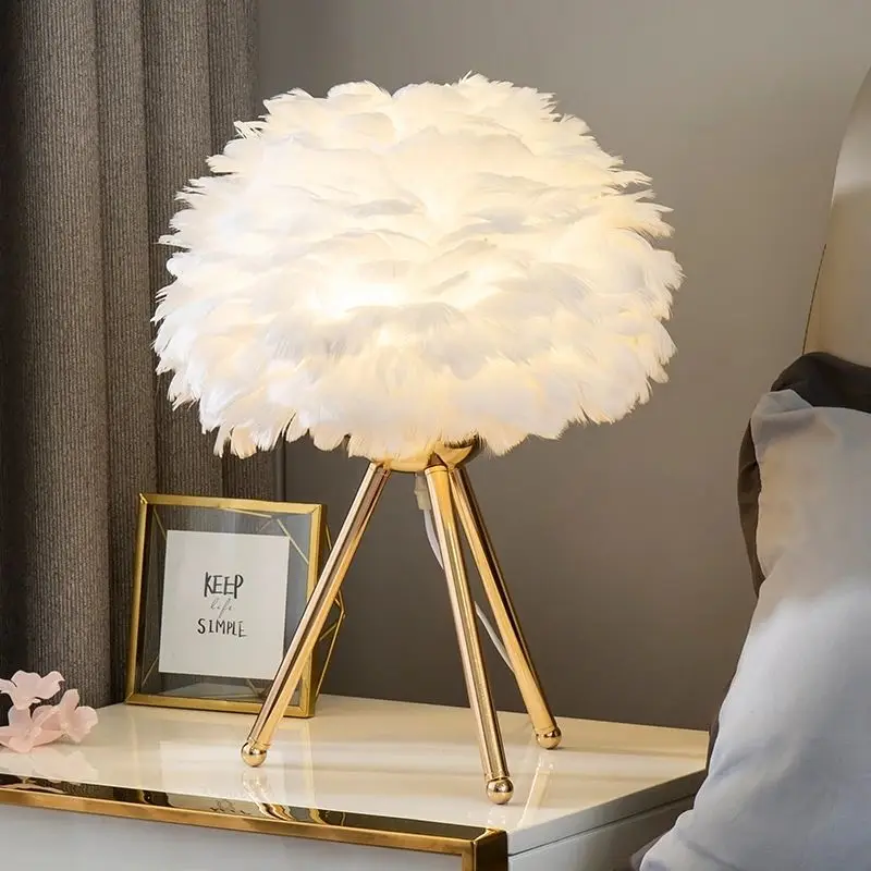 Goose Feather Bedside Table Lamp LED Electric 12 Metal Giftgirlsle Elegant Romantic Bedroom Warm Decoration Wedding Round Golden