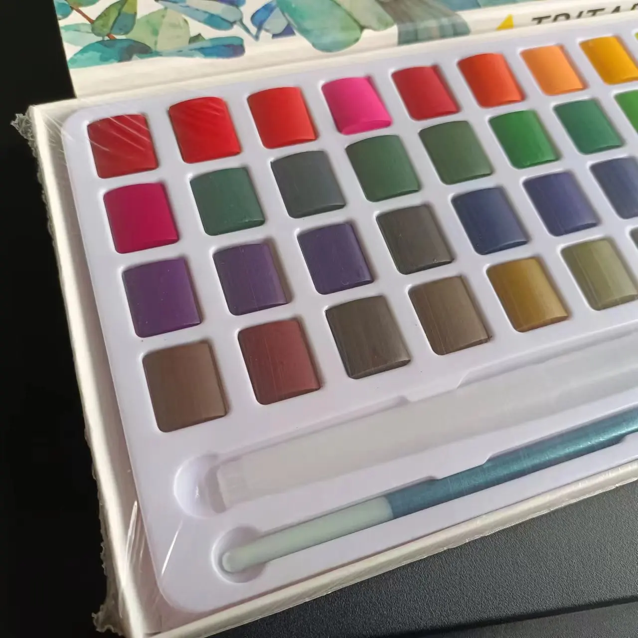 Bright and rich color 40color solid watercolor paint set with two brush pen