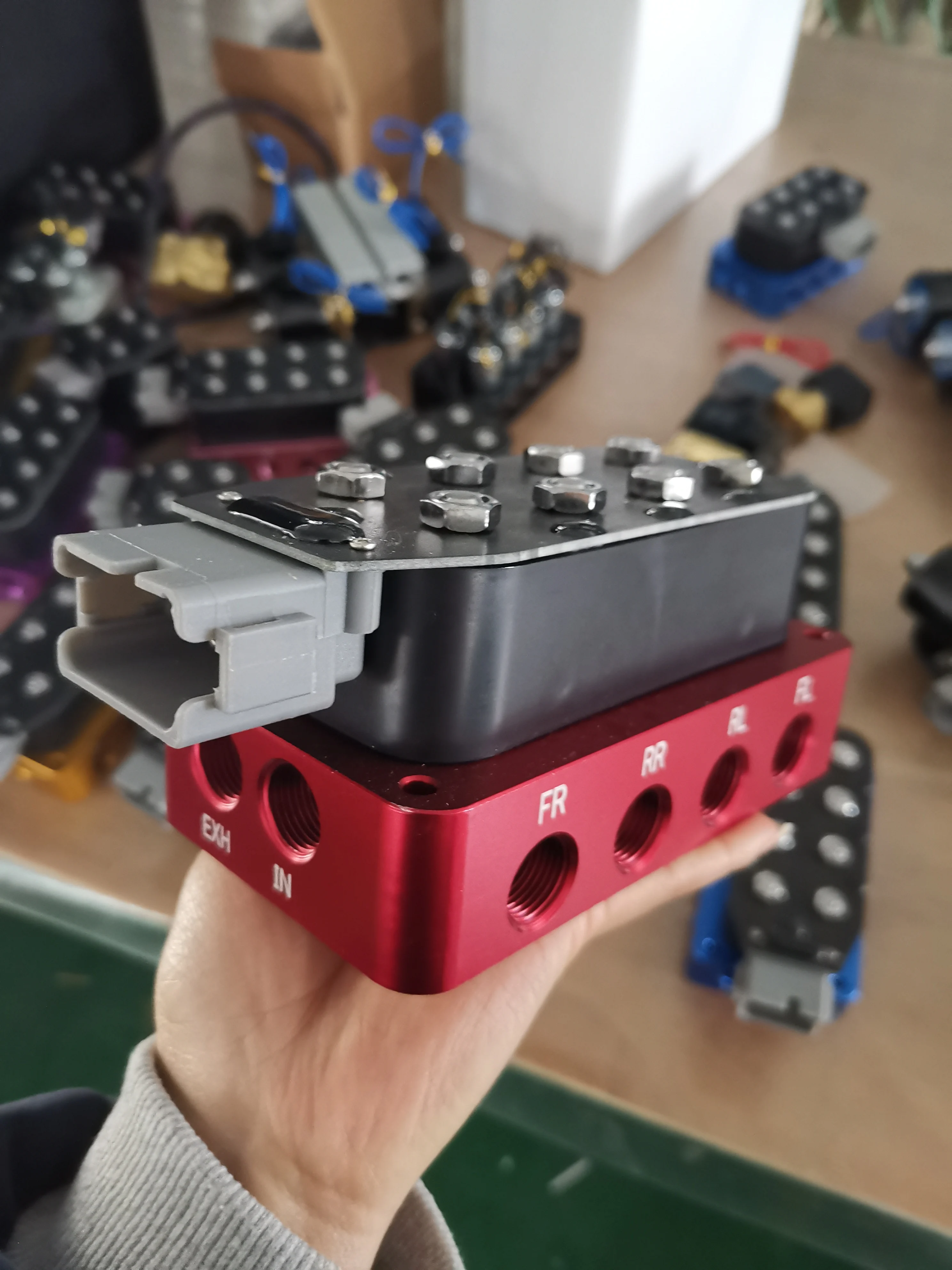 Air Ride Suspension Vu4 Vu-4f Manifold Valve for Air Suspension with connect in middle 1/4NPT 3/8NPT 12VDC 4 Corner valve block