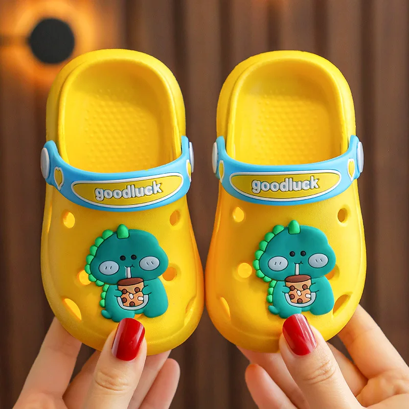 
2021 summer new arrival clog shoes boy girl cute cartoon kids beach slipper strawberry clog for kids 