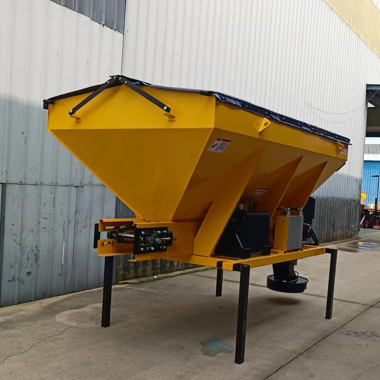 Highway snow melting fertilizer spreader mounted agriculture machinery for road cleaning snow melting agent spreader