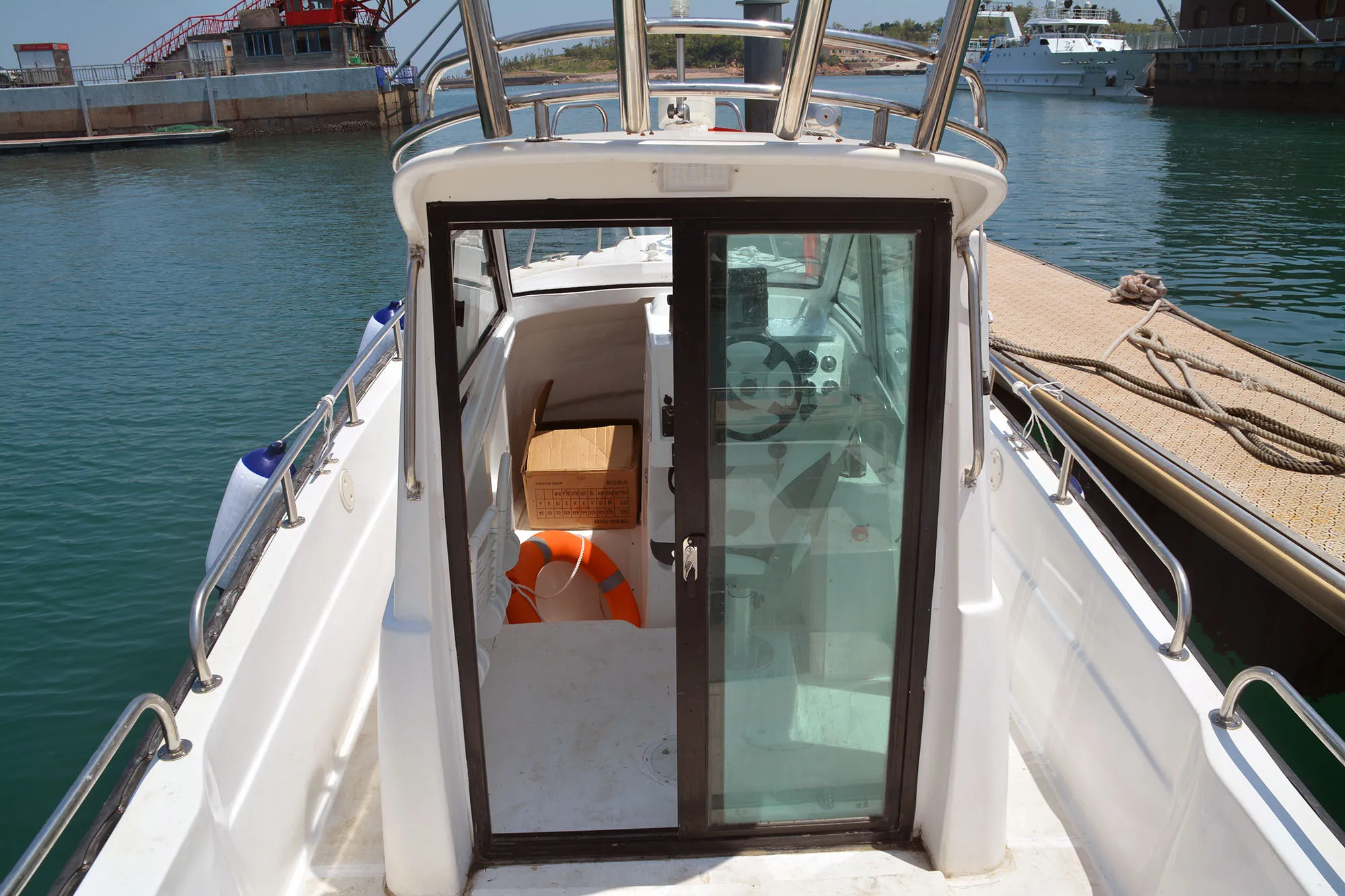 China FFB960D High Speed  Cabin Fiberglass Small Boat Hulls Fishing For Sale