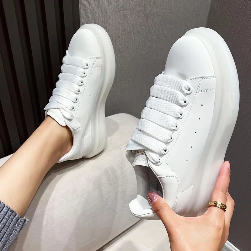 
 Кроссовки от производителя; Новейшие спортивные дышащие кожаные белые кроссовки на плоской подошве; Черная повседневная обувь  