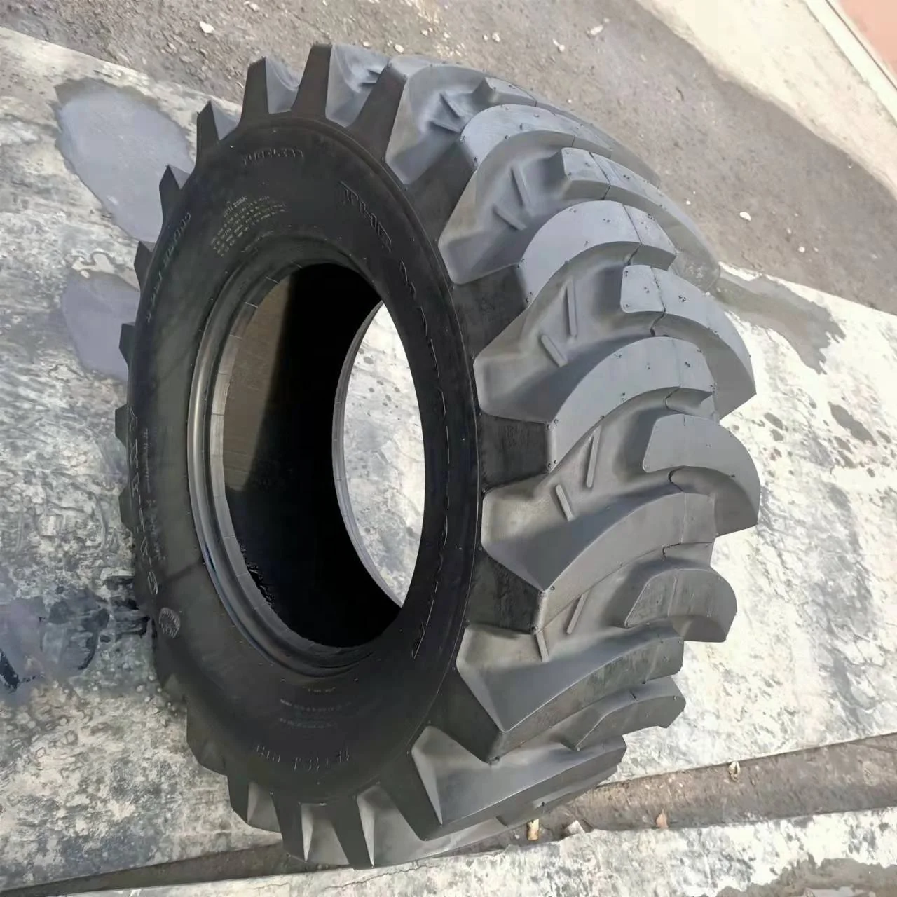 15-19.5NHS Skid steer loader tire vacuum tire herringbone pattern15-19.5