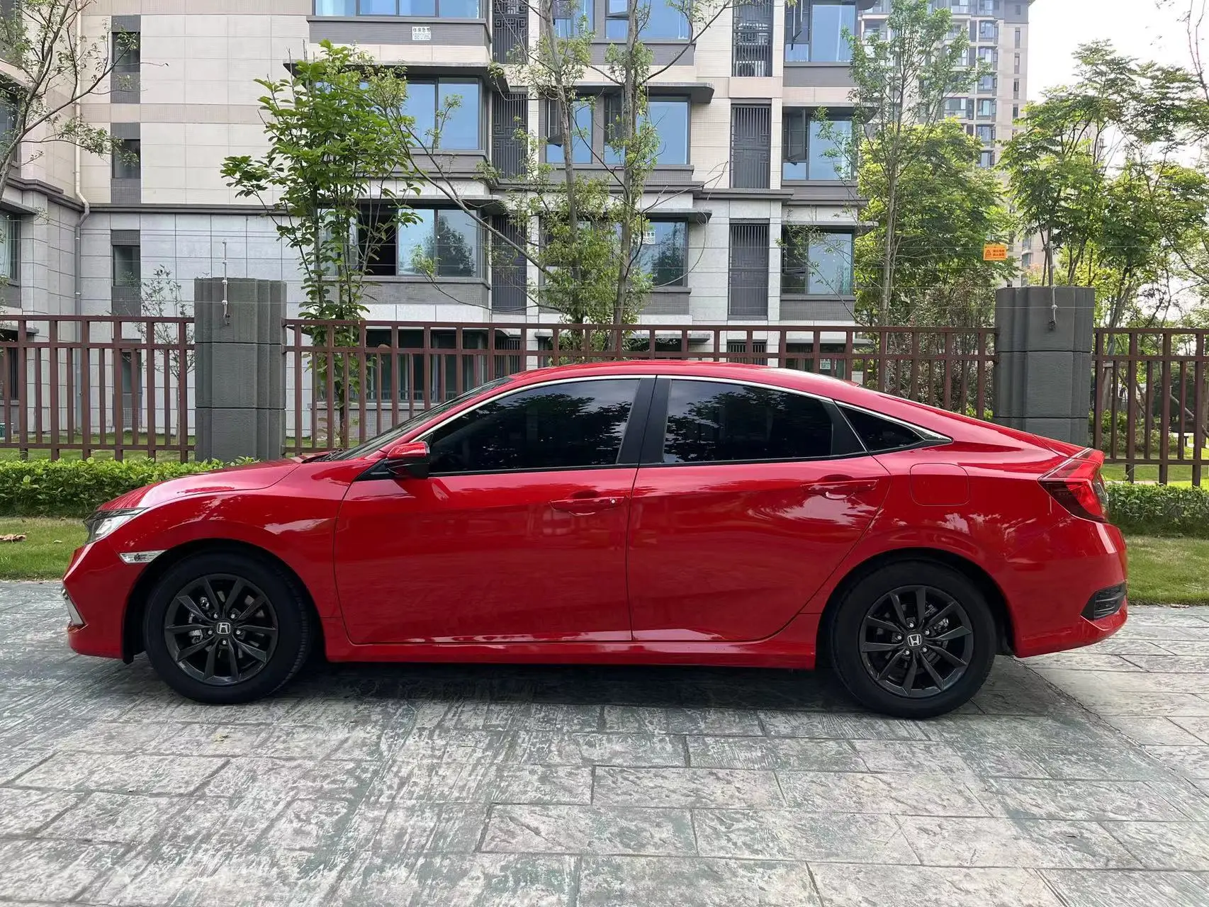 Компактный седан красный цвет 2019 220 турбо CVT динамическая версия 4 двери 5 мест б/у автомобиль