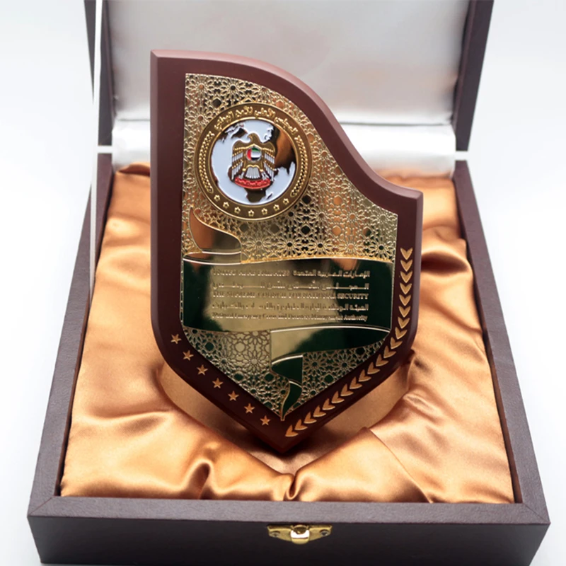 Manufactures Customized Zinc Alloy Wooden Plaque Shield Metal Awards Trophy with Wooden Gift Box