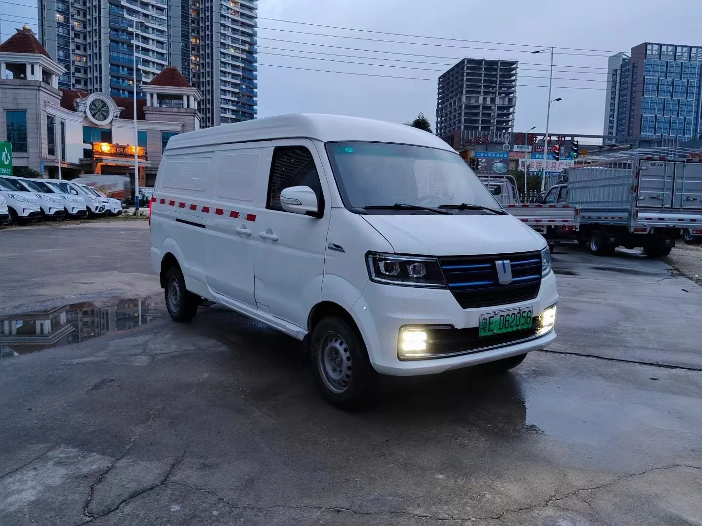 Geely Farizon E5l Light Vans Pure Electric Enclosed Truck 5 Cubic Meters Mini Cargo Van Truck 1 Ton 42/39 Battery Capacity