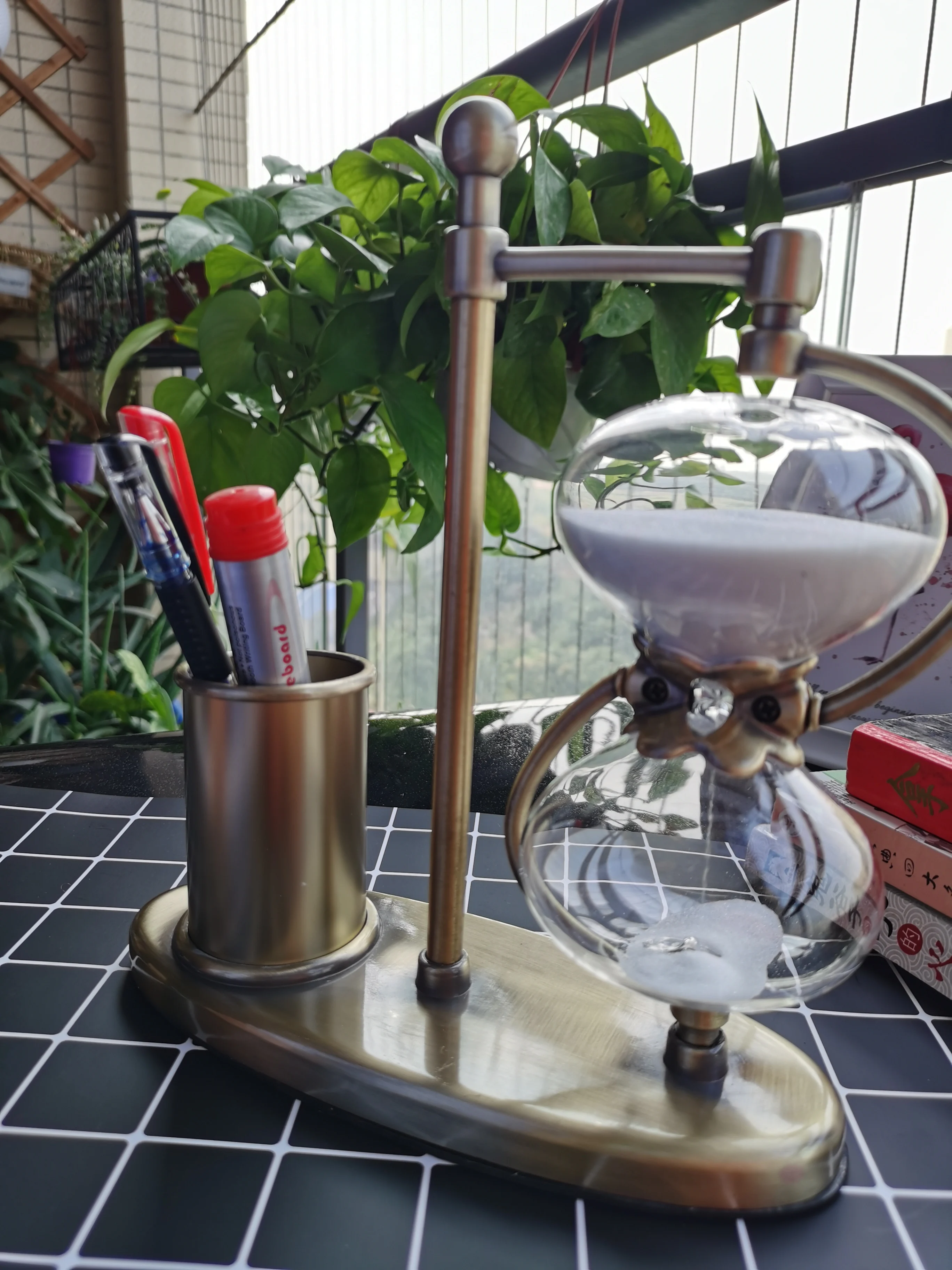 
Unique design with pen holder 21*8*23 cm decorative timer souvenir gift metal glass sand rotatable hourglass 