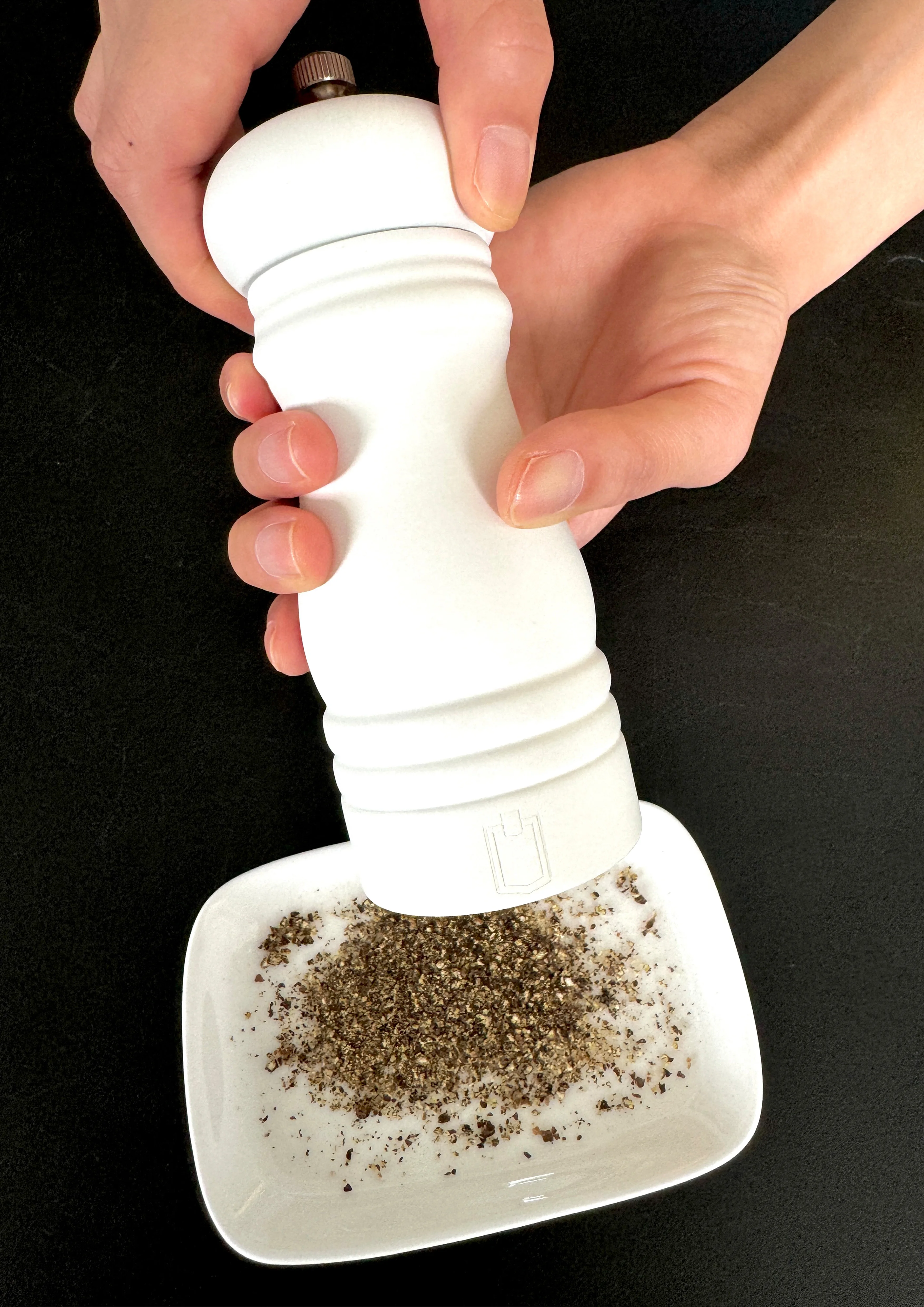 Low Price White Wooden Manual Salt and Pepper Grinding Mill  Rubber Wood  Salt Attritor and Pepper Mill Grinder