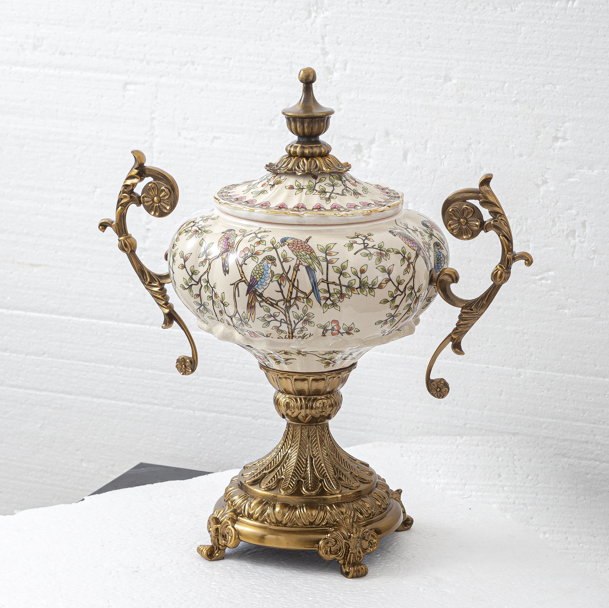 Chinese Ceramics Classic Antique Italian Style Ceramic Home Decoration  Ceramic Vase  With Copper While Tall Vase