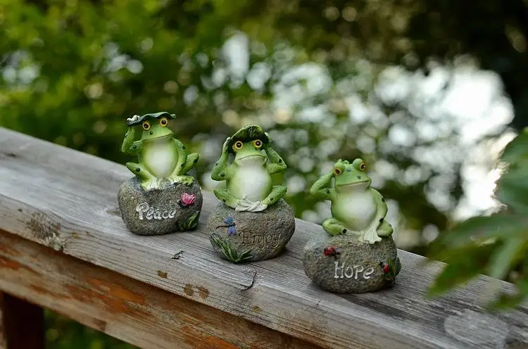 Novelty Design Resin Animal Sculpture Ornaments Frog-shaped Garden Decorations Resin Frog Sitting On the Stone Resin Crafts