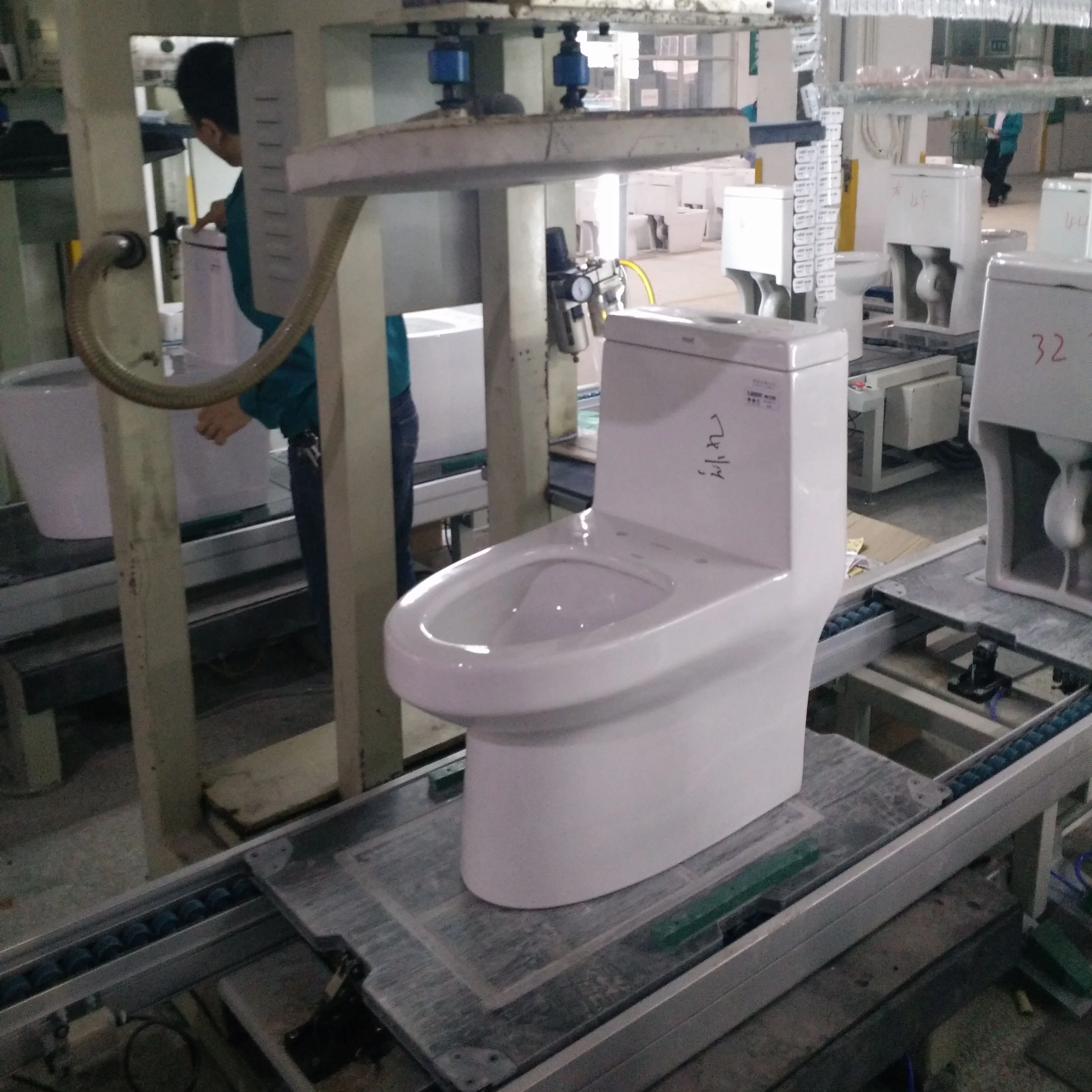 closestool production line with smoothly running conveyor roller