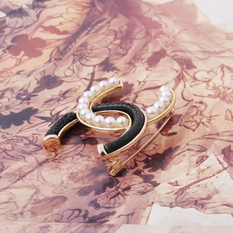 Ladies brand brooches high-end coats accessories metal pearls leather cords materials golden jewelry gifts custom proces