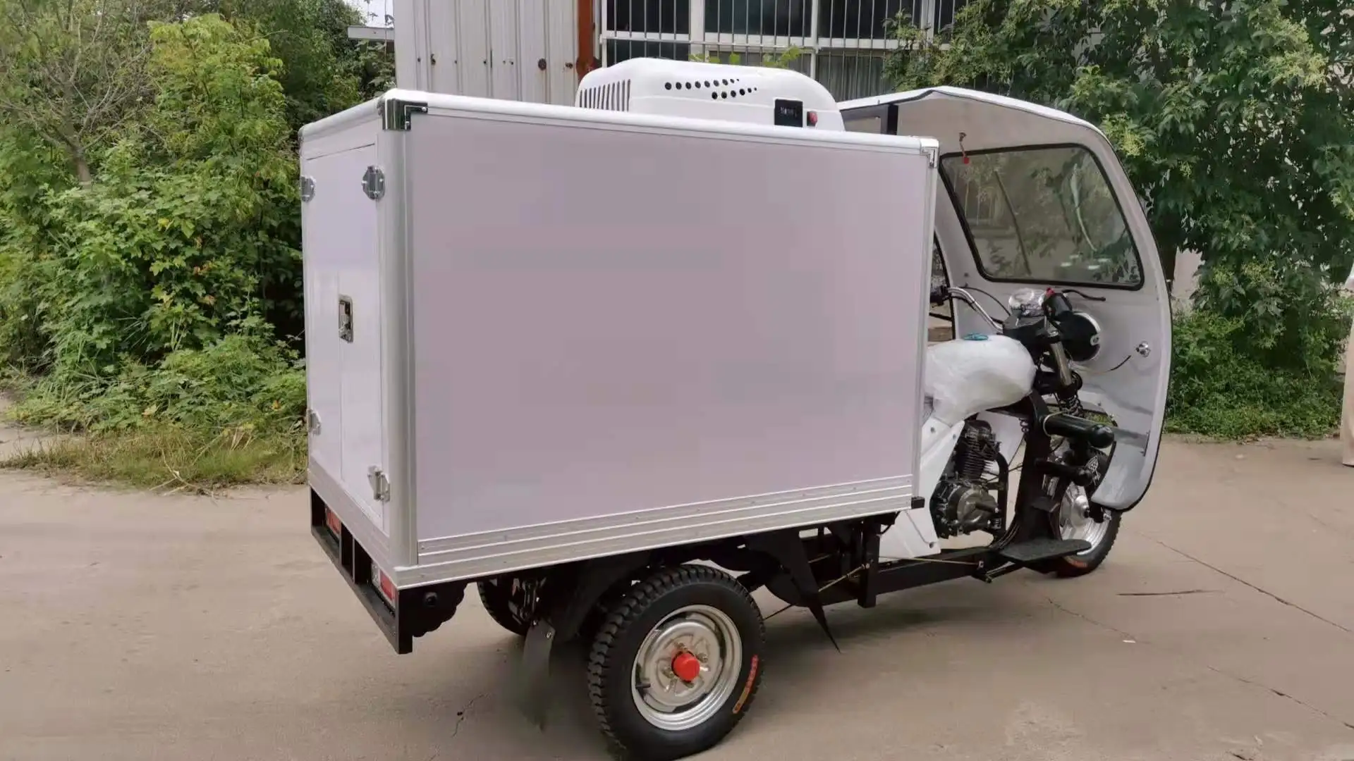 Охлажденный трехколесный велосипед с контейнером для холодного хранения постоянного тока