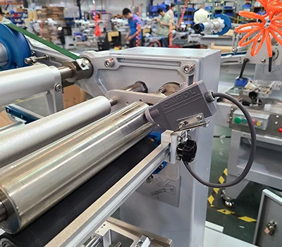 auto horizontal hard mint candy flat lollipop sweets pillow flow packaging machine manufacturer