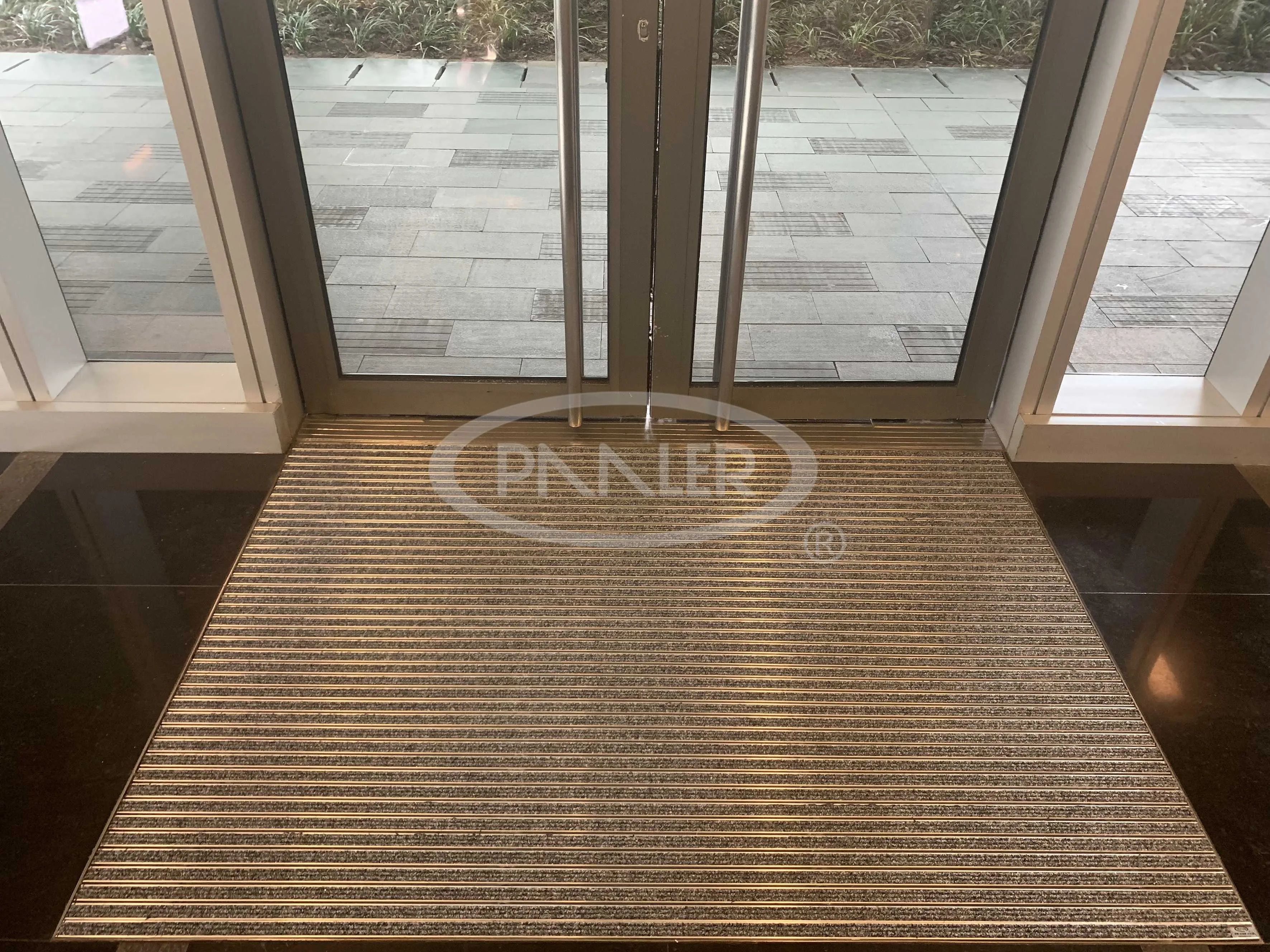 Aluminum Non-Slip Entrance Door Mat  Scraper Metal Floor Mat with Carpet Inserts and Beveled Edges Inside/Outside Entr