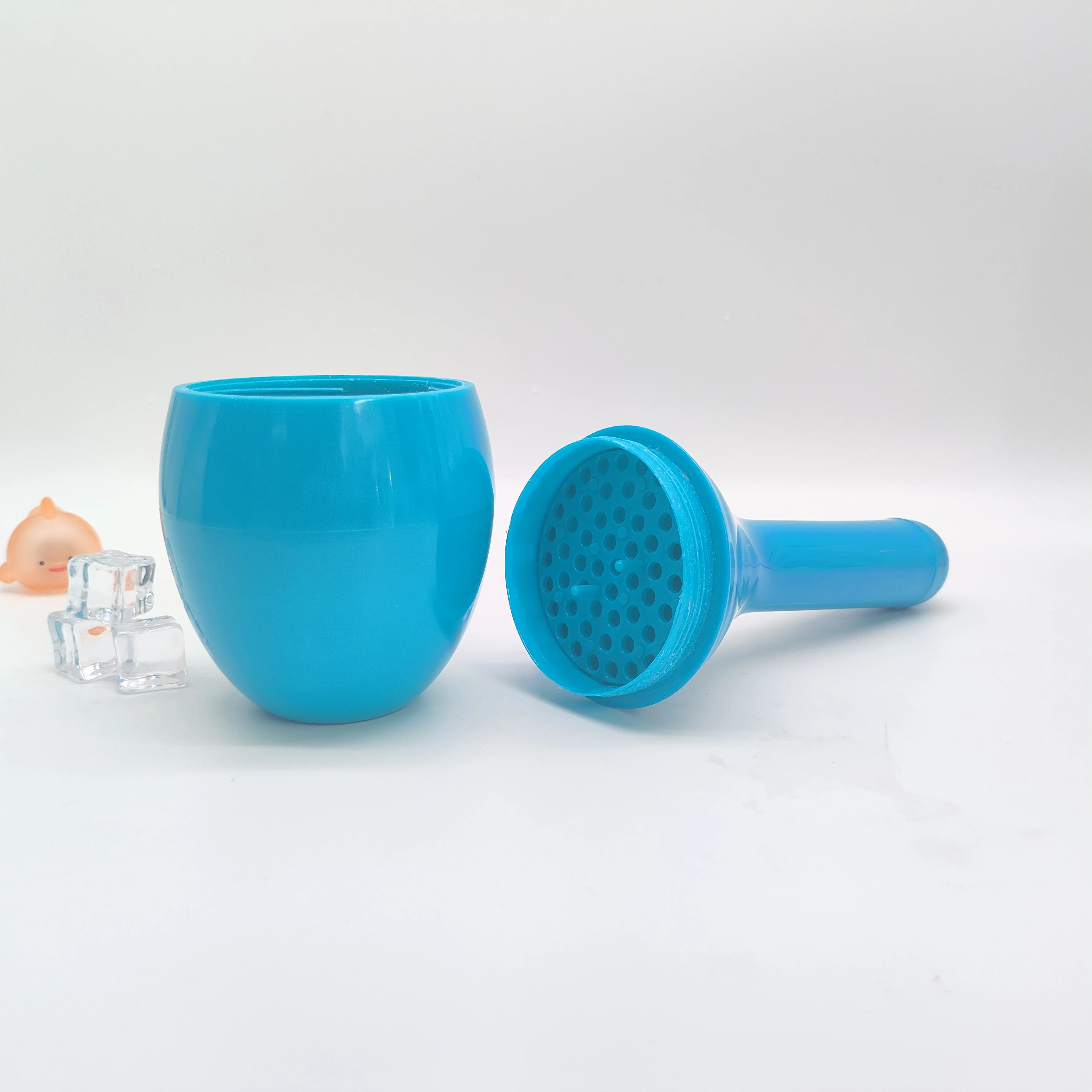 New design Customized Logo Party Essential Compact and Cute Shaker Tool Cocktail Shakers plastic Wine Shake Drinking Cup