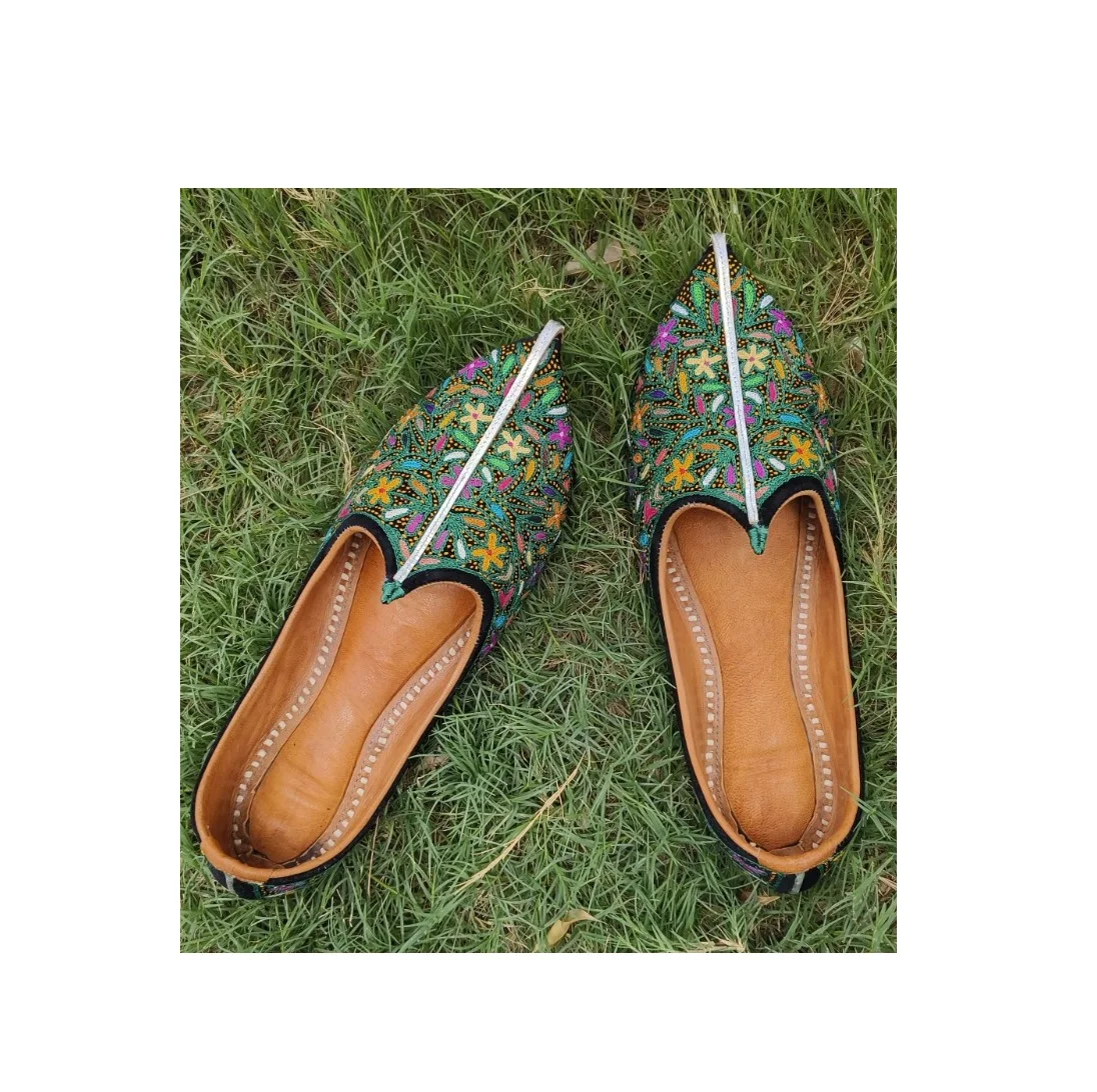 Custom Made OEM Wholesale Stylish Khussa Footwear Embroidery Mojari for Girls Available at Export Price