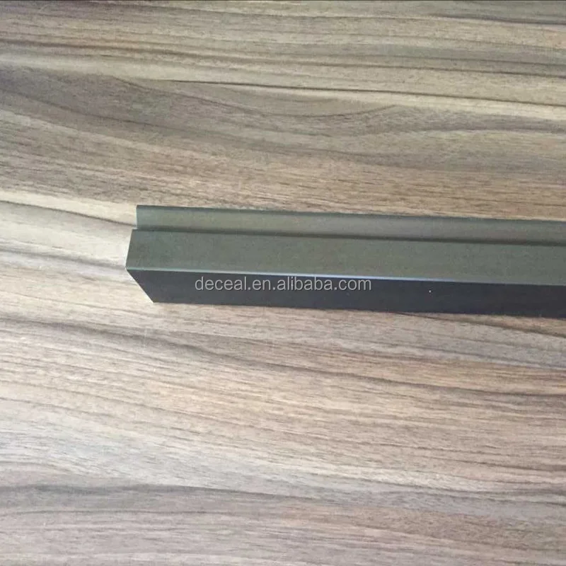 Pneumatic cutting tool holder guide rail