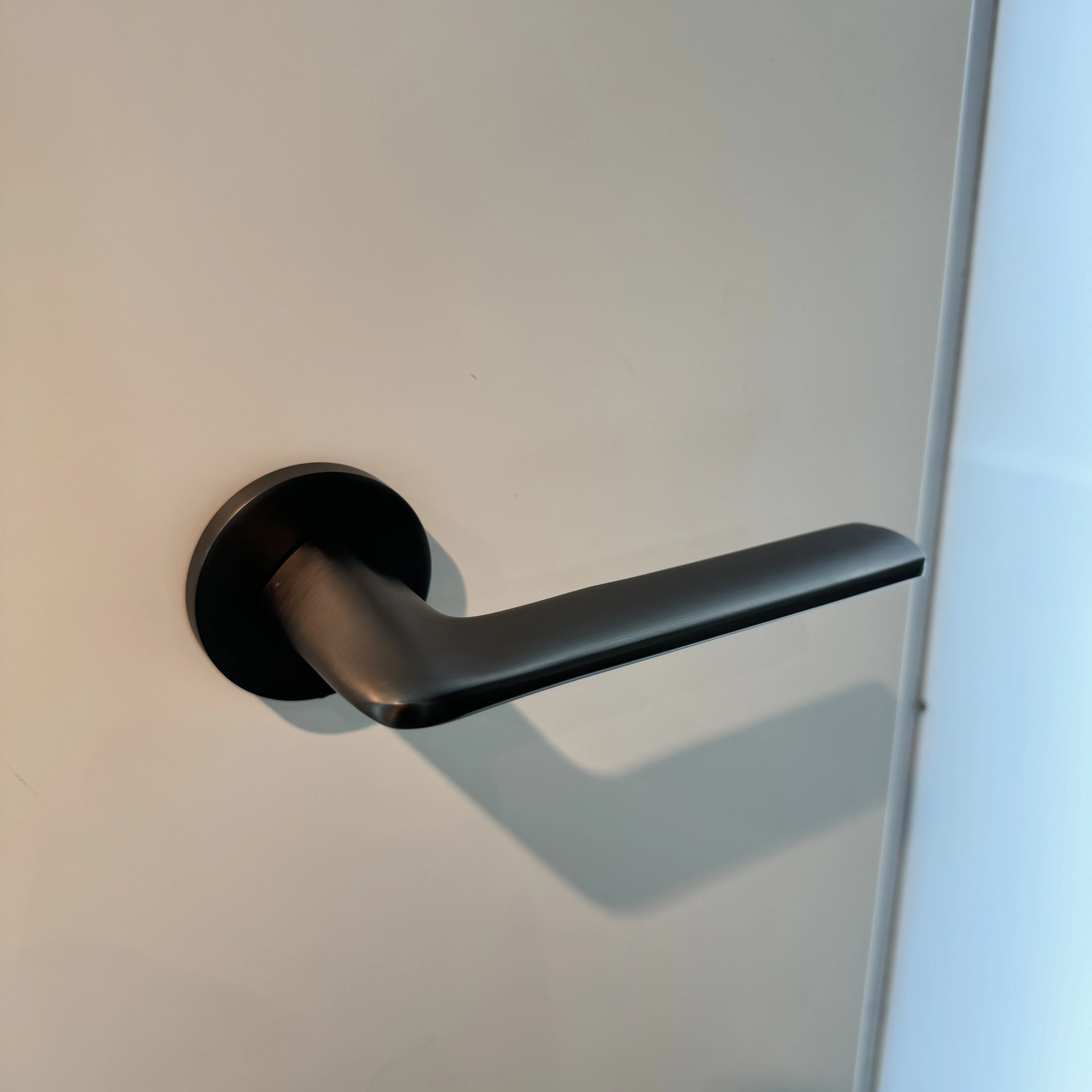 High Quality Simple Silent Modern Design Classic Lever Black Aluminium Door Handle For Interior Door