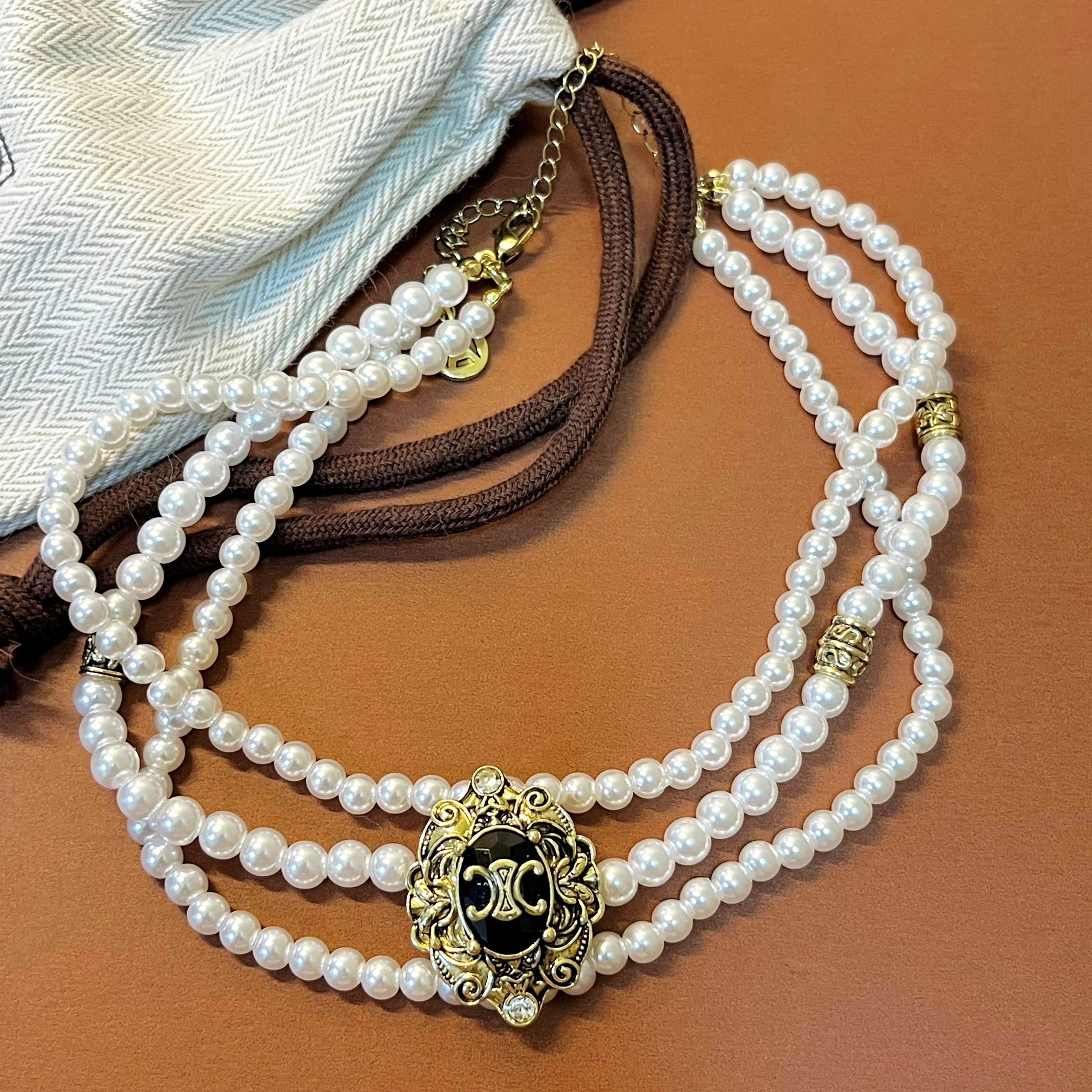 Europe and the United States heavy industry multi-layer pearl necklace female choker niche high-grade sense choker accessories