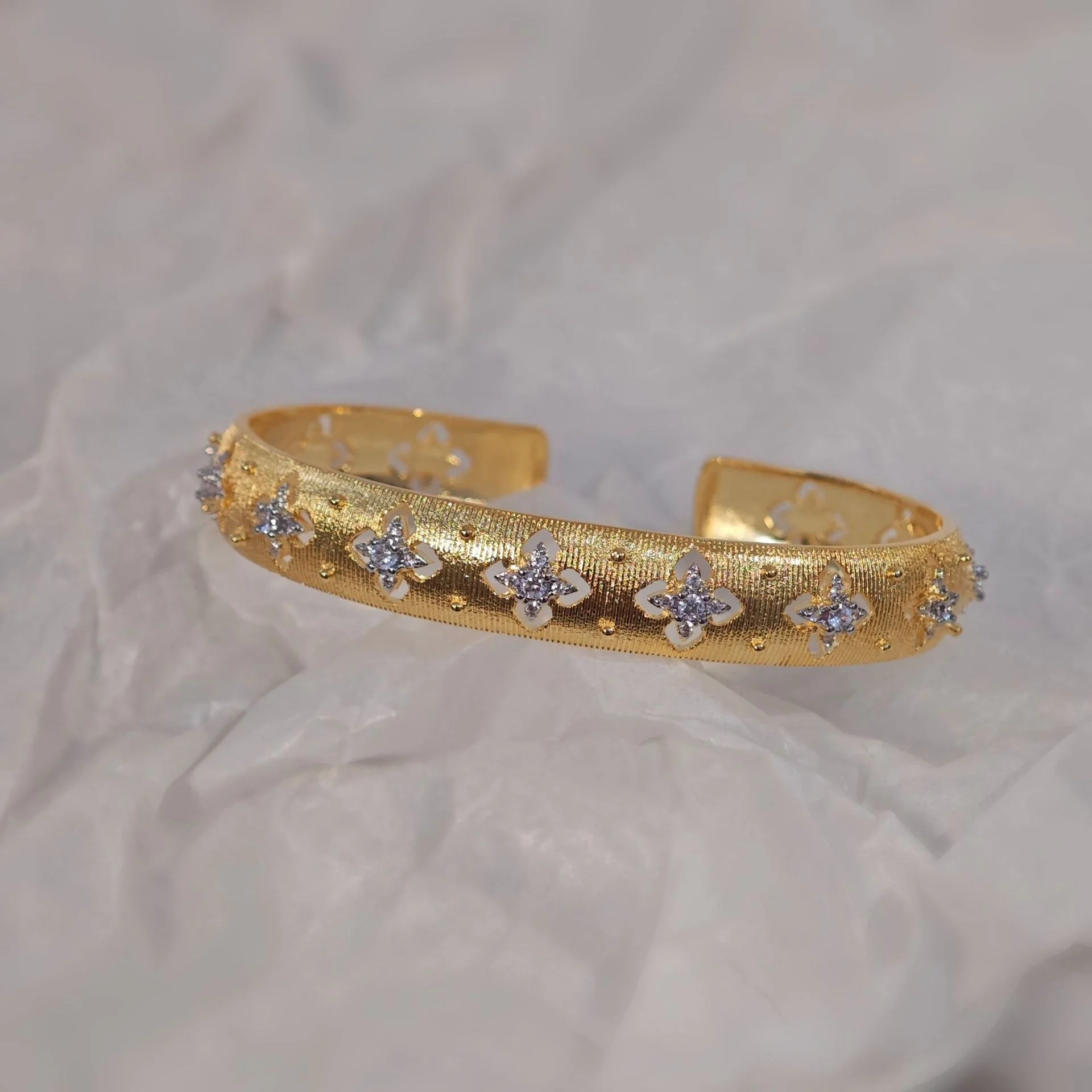 MUFAN Italian Gold Narrow Version Four-Leaf Clover Embossed Two-Color High-Carbon Diamond Bracelet Fine Chain & Link Bangle