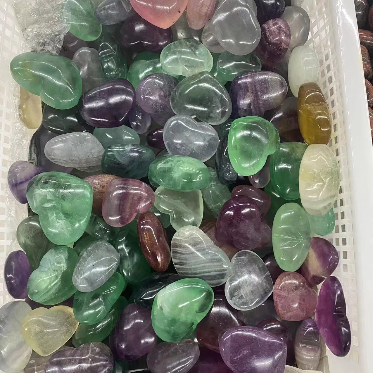 Factory Price Wholesale Natural Healing Crystal Hearts Rainbow Flourite Hearts Palm For Home Decoration