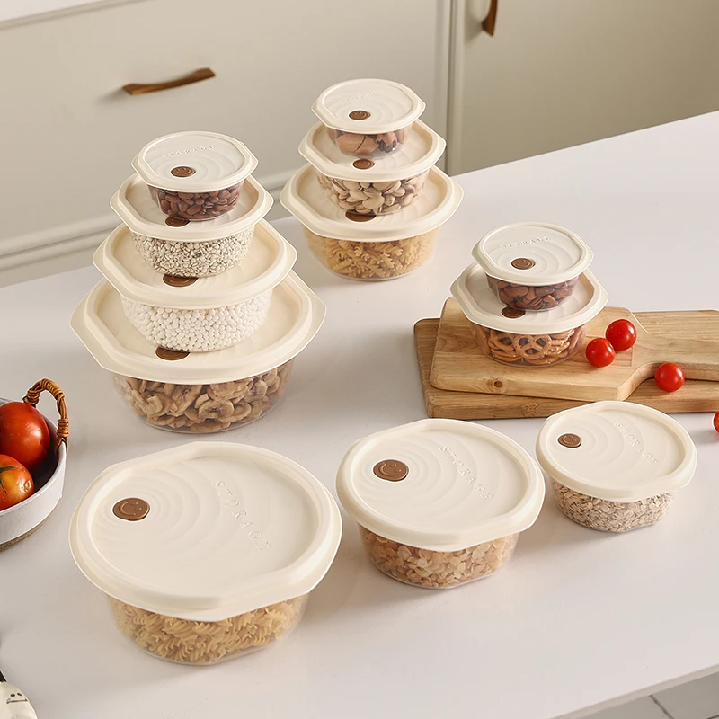 Пластиковые контейнеры для хранения продуктов