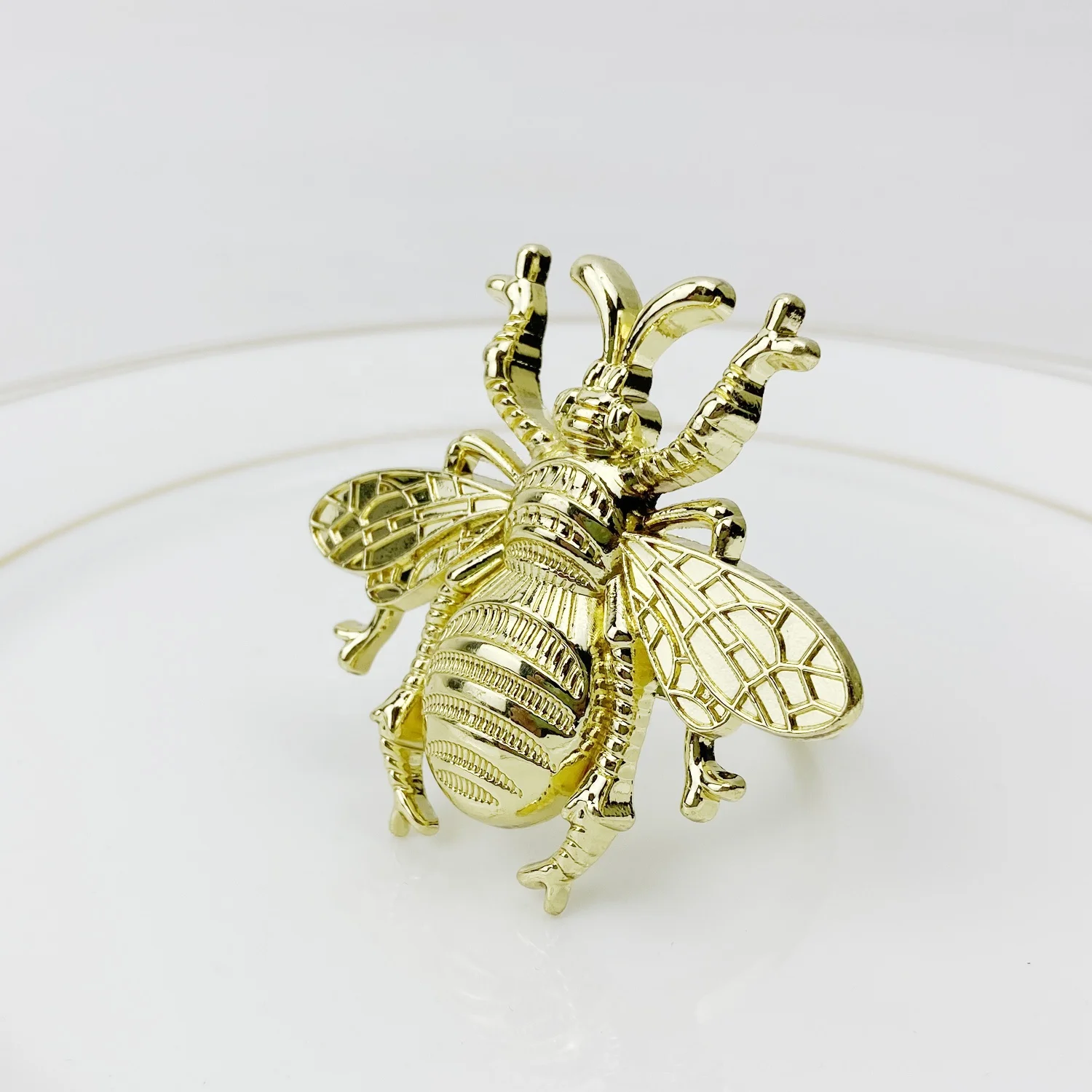 Пружинное позолоченное металлическое кольцо для салфеток в виде насекомого шмеля