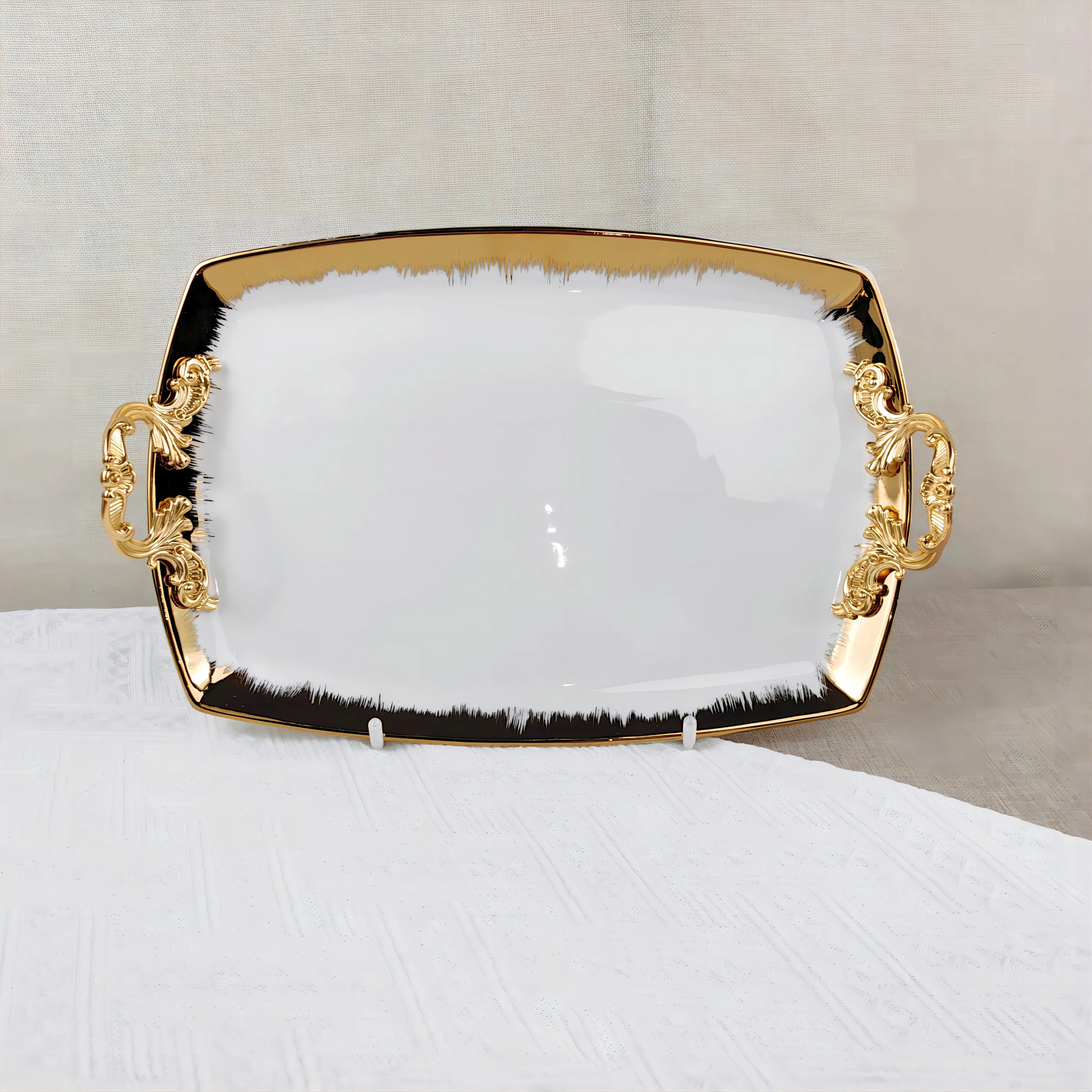 Hot selling plates Factory custom wholesale gilded edge banquet wedding dessert fruit luxury handle design ceramic plates