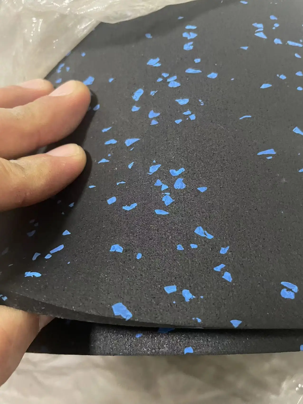 Non-toxic recycled rubber granules rubber flooring tile for sports room