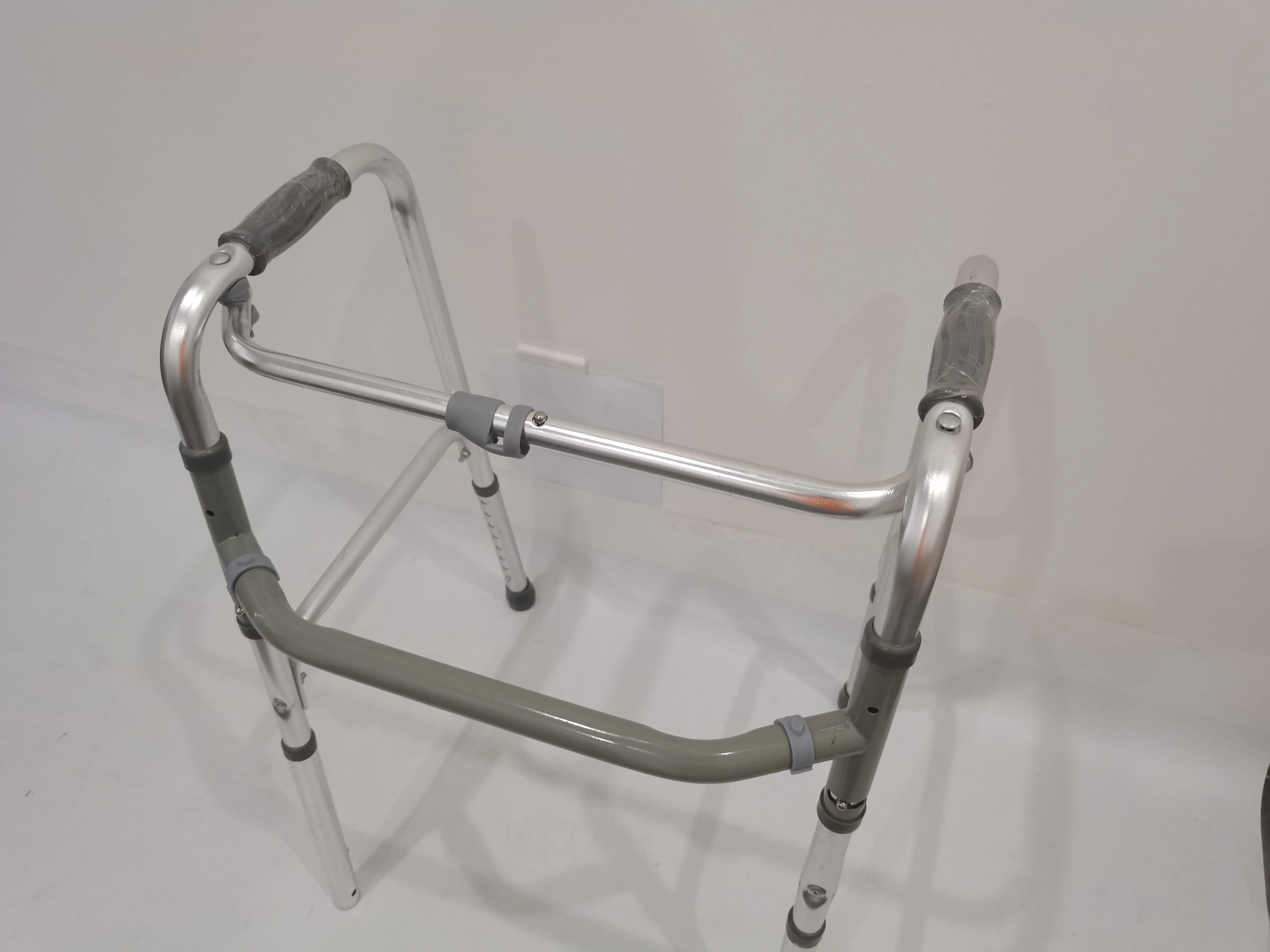 Customized Medical Rehabilitation Training Equipment Aluminum Alloy PE Plastic Lightweight Walkers Walking Upright Mobility Aid