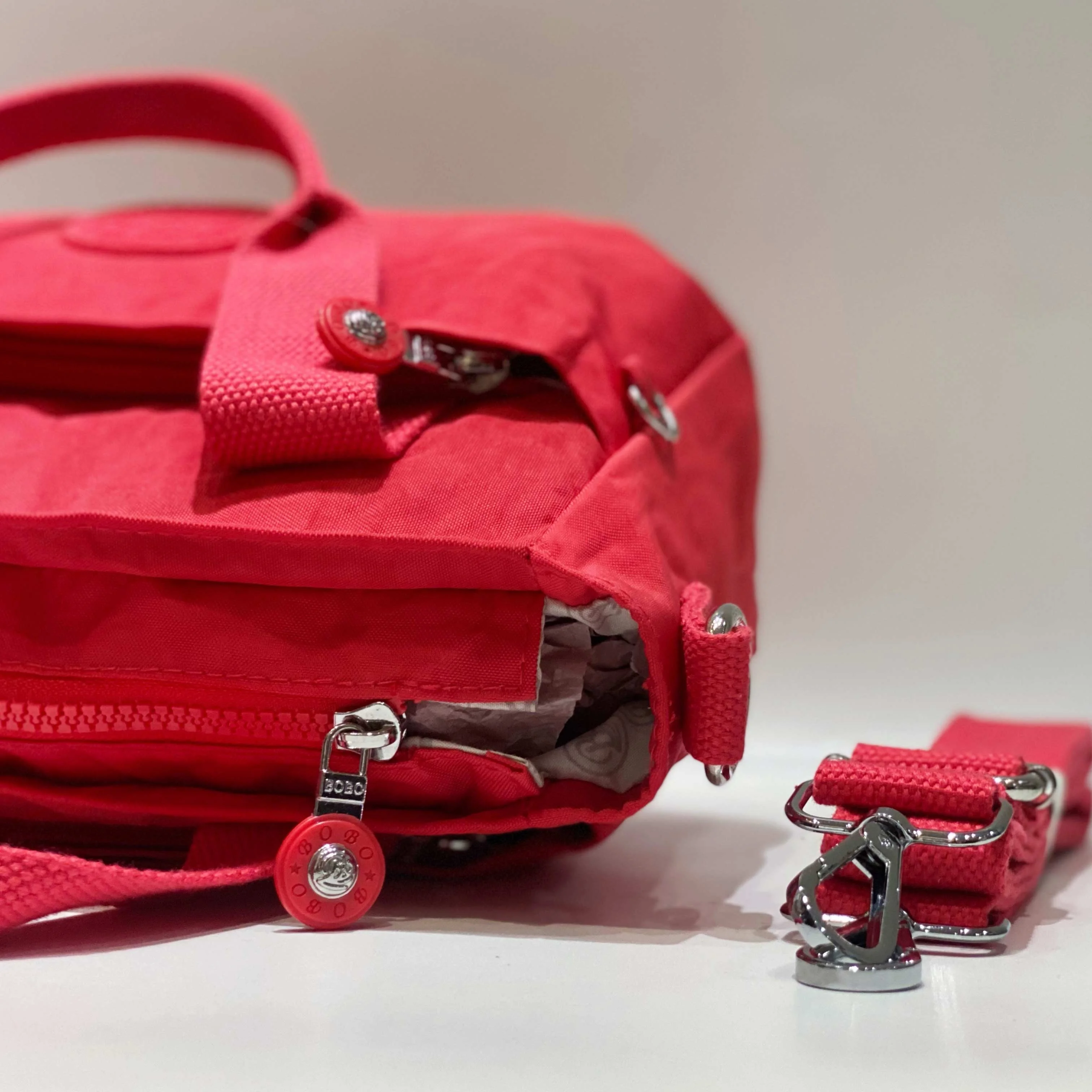 Low MOQ Wholesale Nylon Waterproof Portable Fashion Handbags Women Handbags Ladies Tote Bags