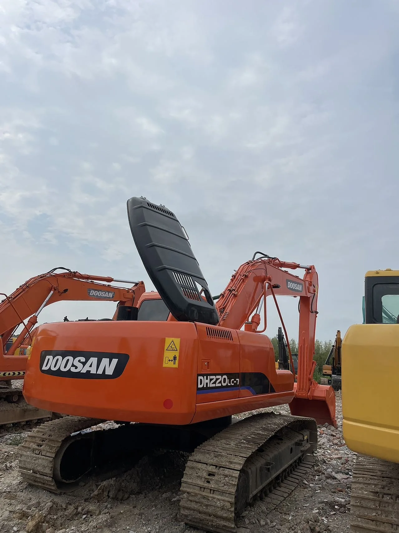 Sell Excavator Used DX Doosan 300-7 Hyundai 220LC-9 Hydraulic Hooker Large Excavator