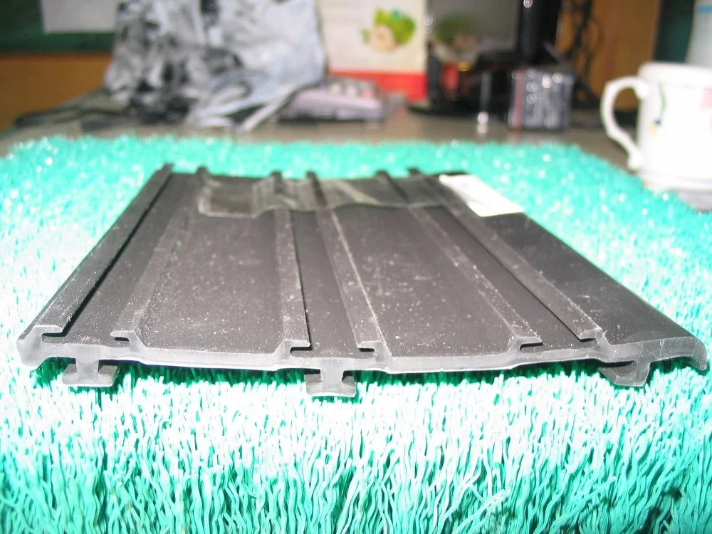 Extrusion sealing bright finish profile roll bande black plastic shower door striprubber seal strip pvc waterproofing water stop