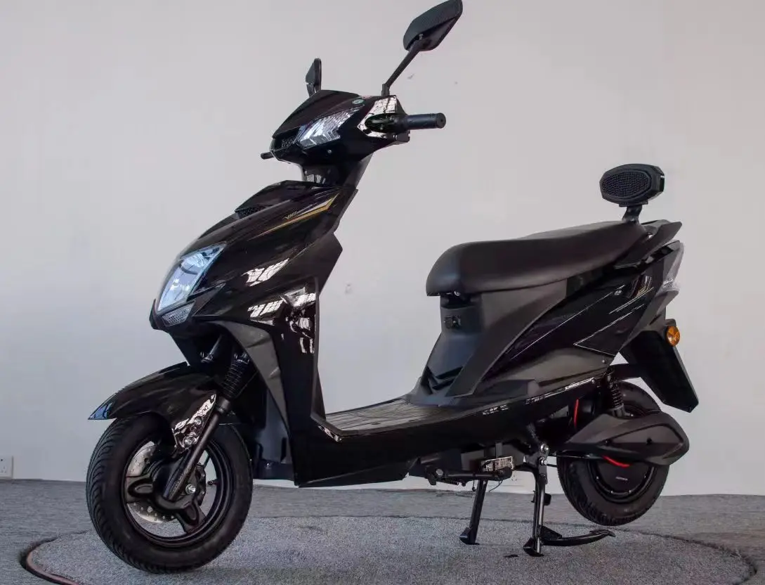 electric moped scooter with 1000W motor and 45km/h