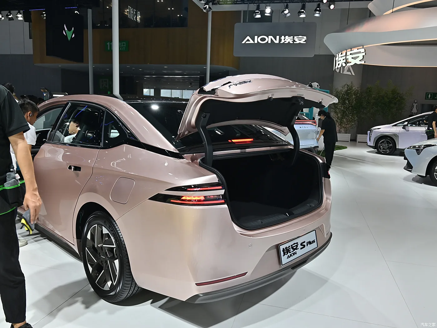 Deposit AION S 510km 610km New Energy Vehicles China Car Electric Sedan / AION S EV AION S plus accessory