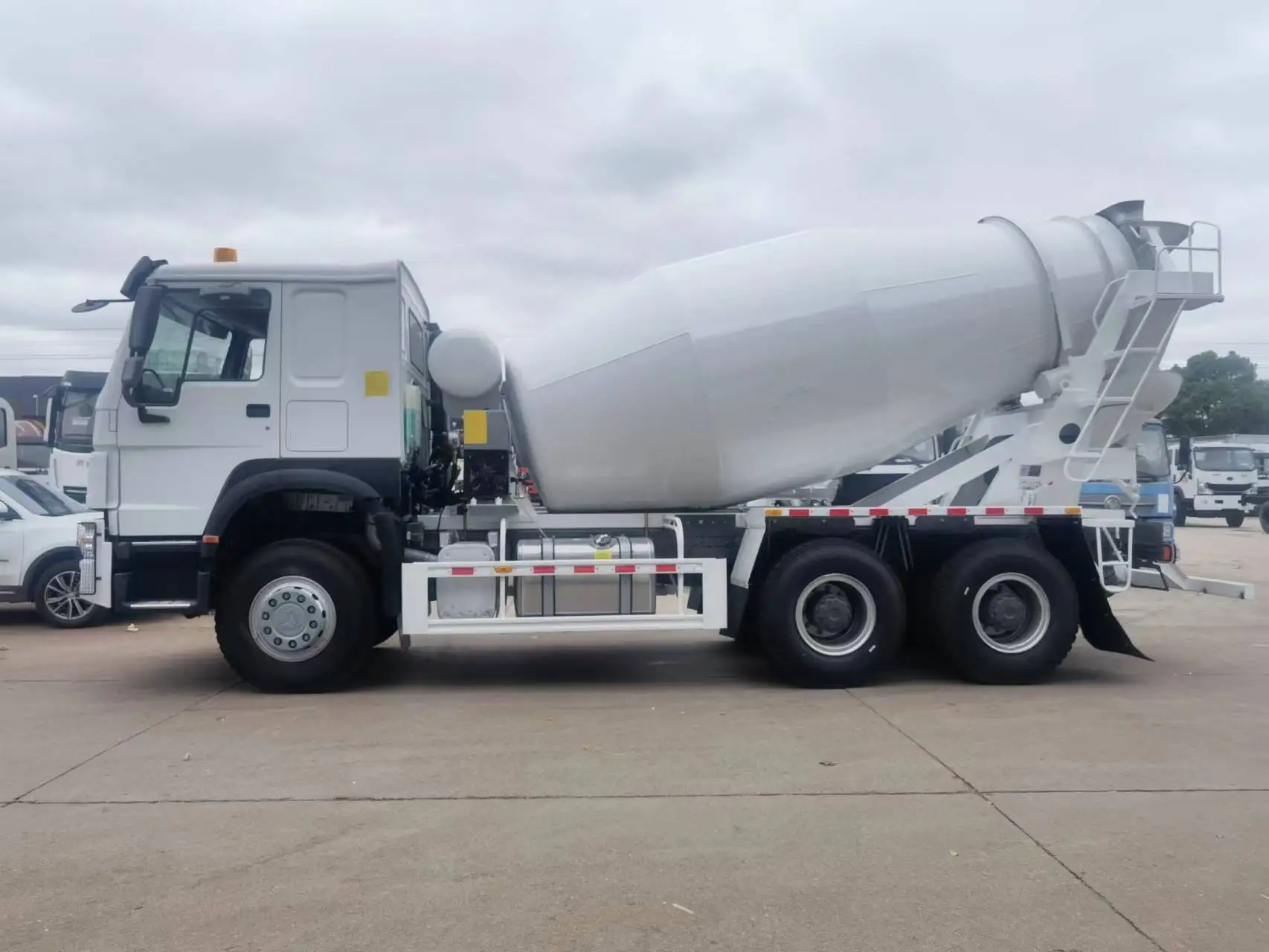 Used 6x4 HOWO Cement Trucks 375HP Euro2 Heavy with Concrete Mixer Tanker Bulk Cement Transport Vehicles