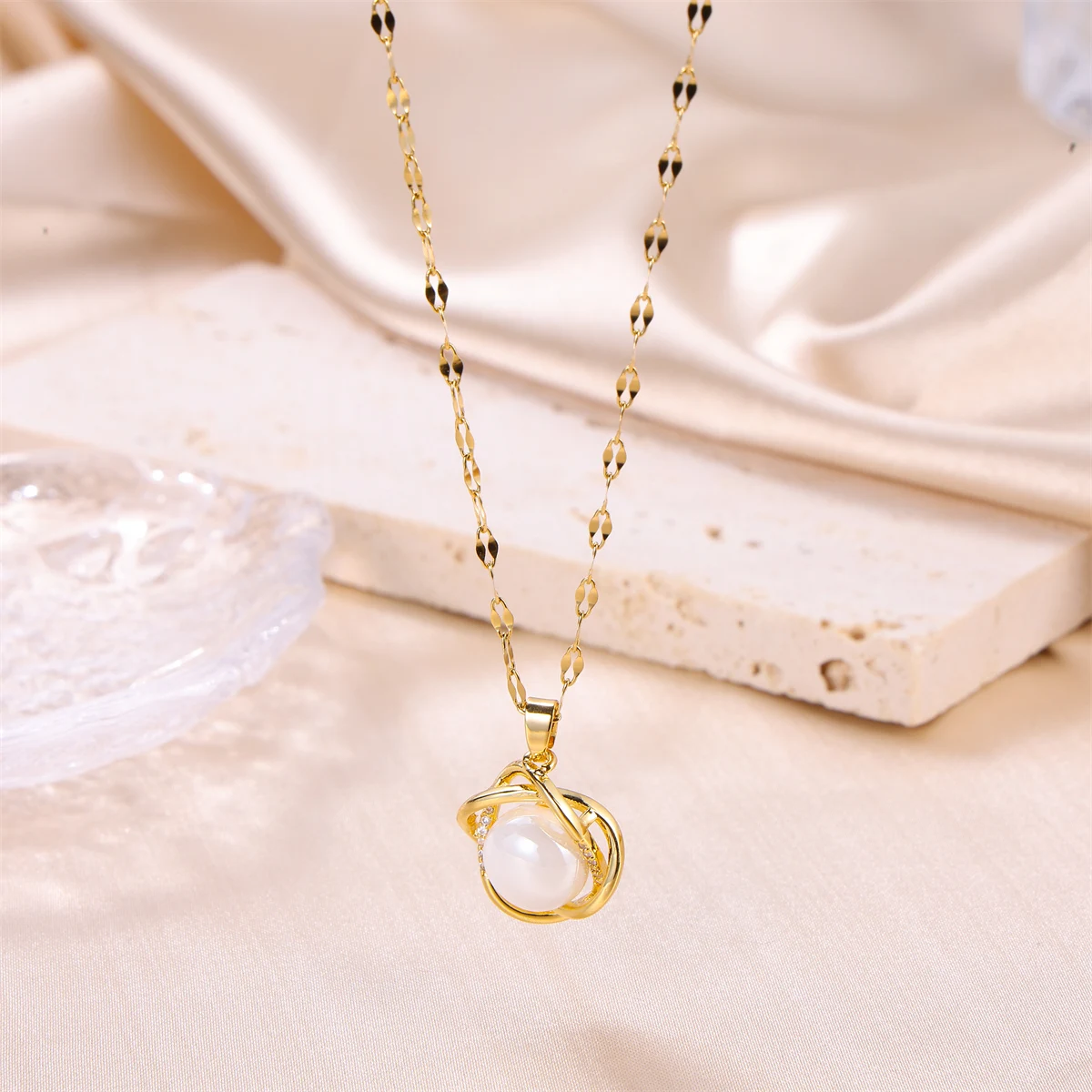 MJ Delicate Niche Fashionable Imitation Pearl Waterproof Stainless Steel Gold Plated Pendant Necklace For Women Men Jewelry