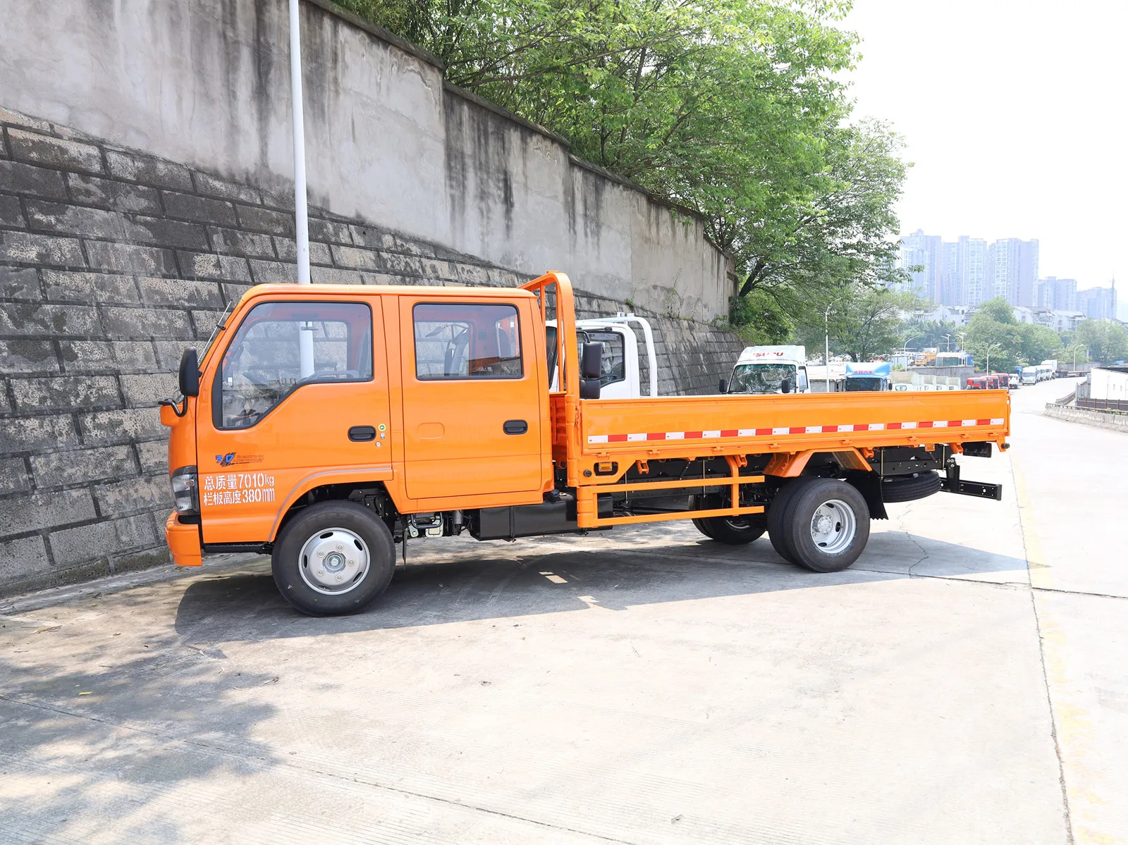 2024 Cheap Light Truck Isuzu elf NKR77 4x2 4KH1 engine 4 tons vegetable carrier cargo truck for sale