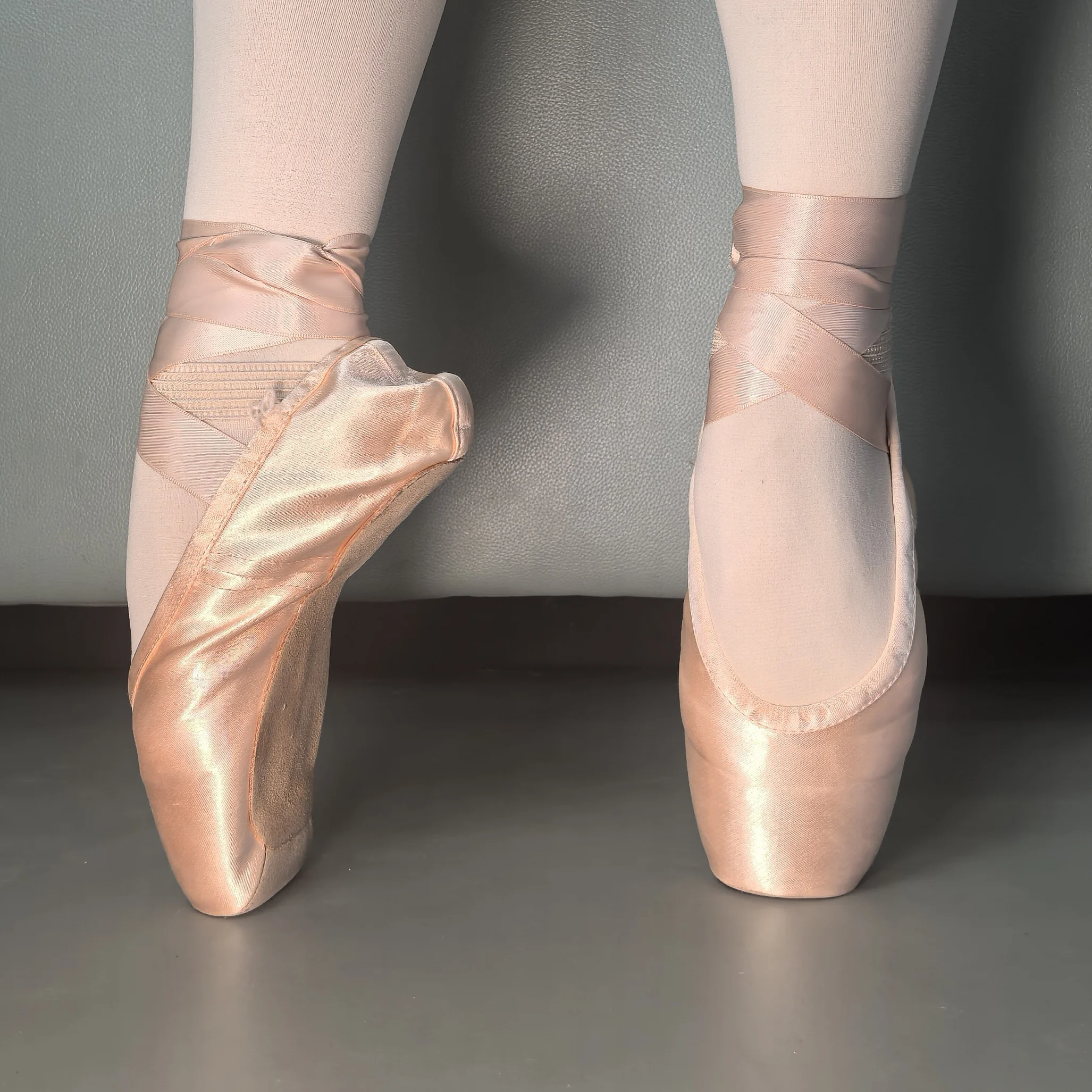 Professional High Quality Girls Women Ballet Performance Competition Wear Pink Red Black Canvas Satin Pointe Shoes With Silicone