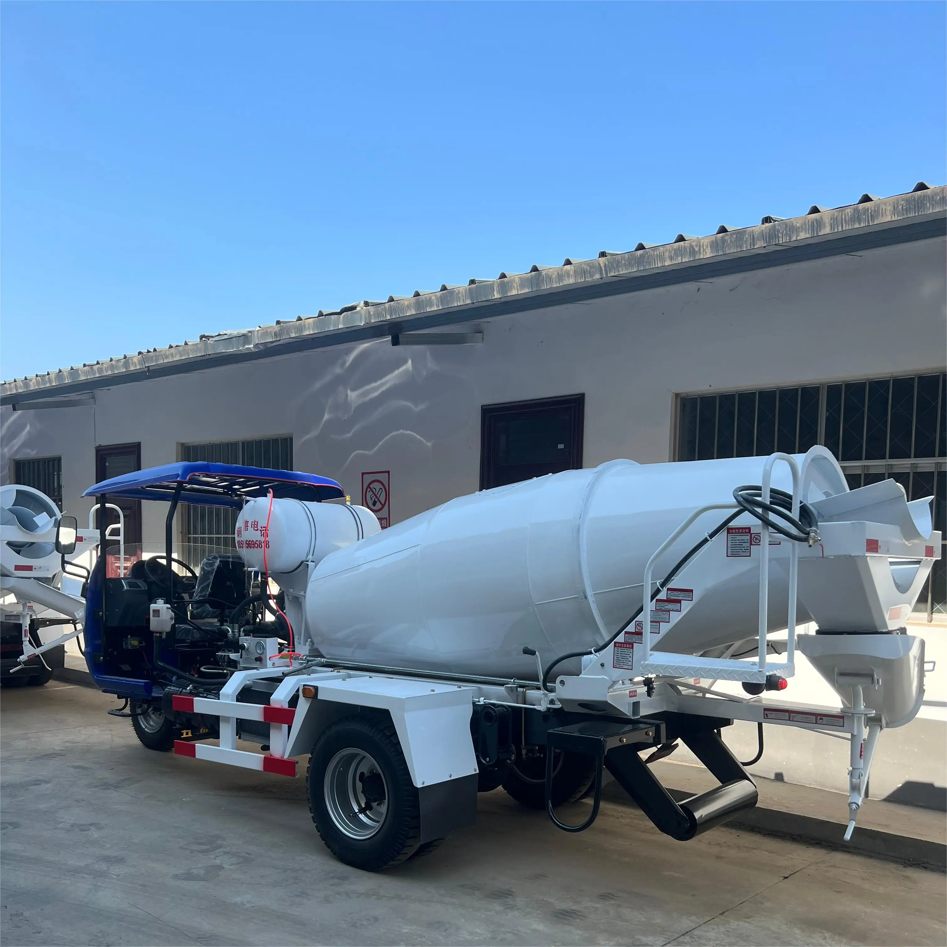 Cement mixing three-wheel tank truck Bucket loading concrete mixer truck 2 cubic five-wheel mixing transport truck