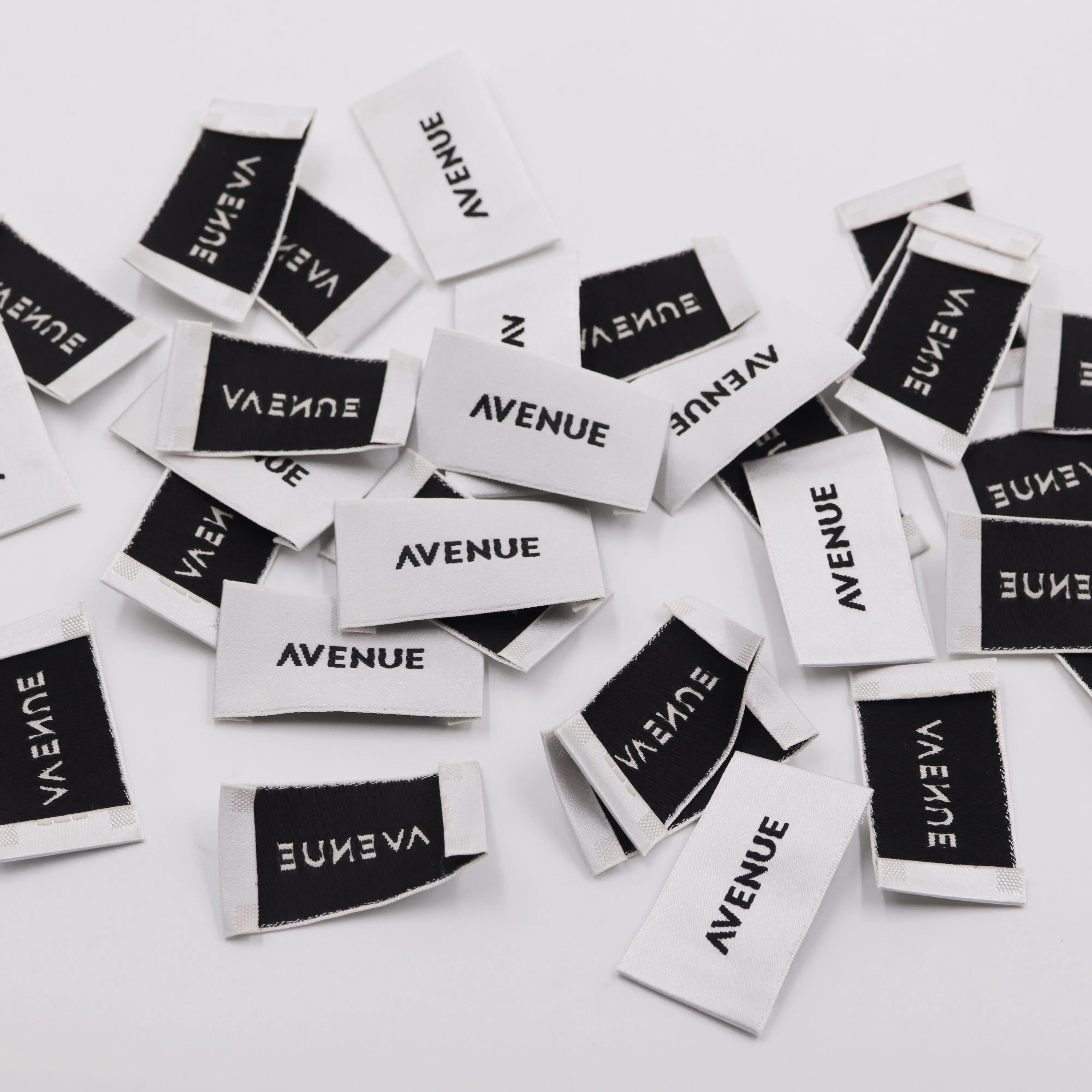 High Quality OEM LOGO White Satin Cotton Woven Label for Clothes/Coats/Hoodies/T-shirt/Sleepwear/Beanies Tag
