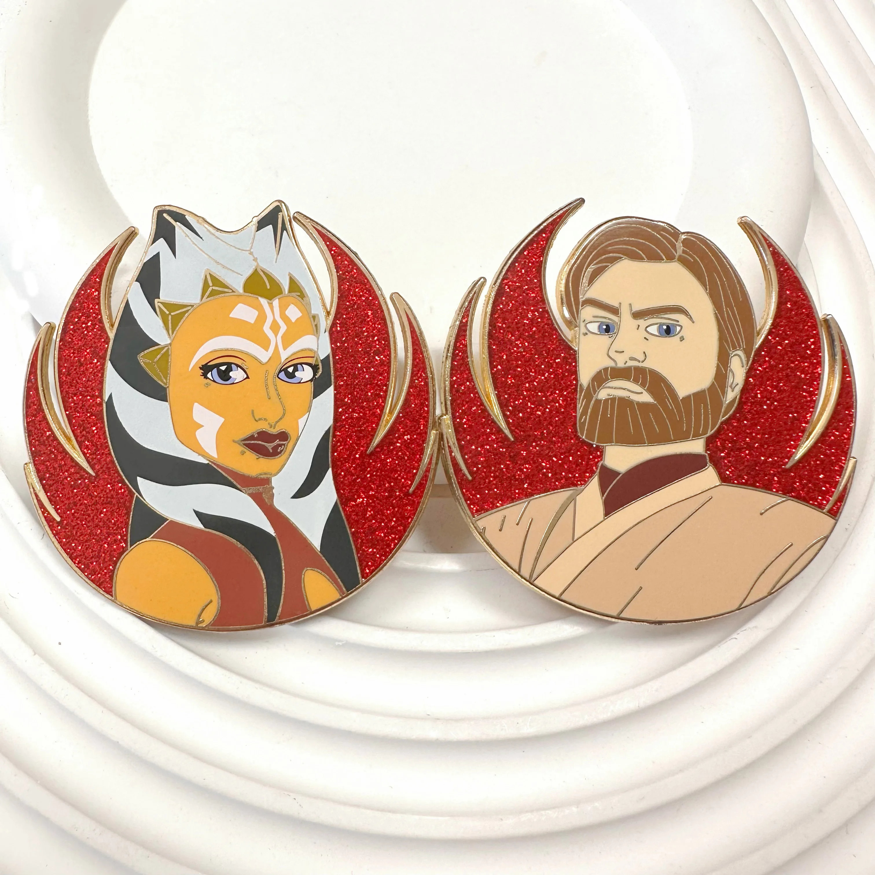 OEM мультяшный аниме дизайн металлические шляпные булавки с пользовательским логотипом Позолоченные твердые эмалевые красными блестками