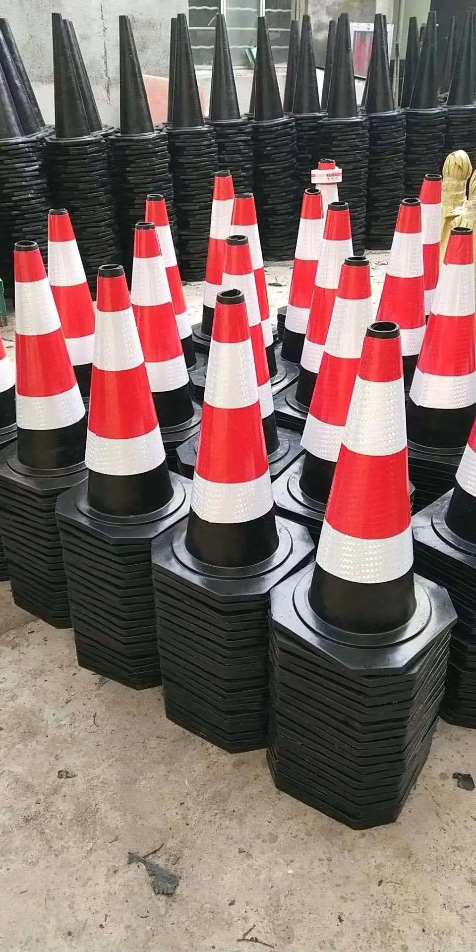 new design rubber traffic cone 9 sizes weight with different price reflect light traffic safety cones road construction warning