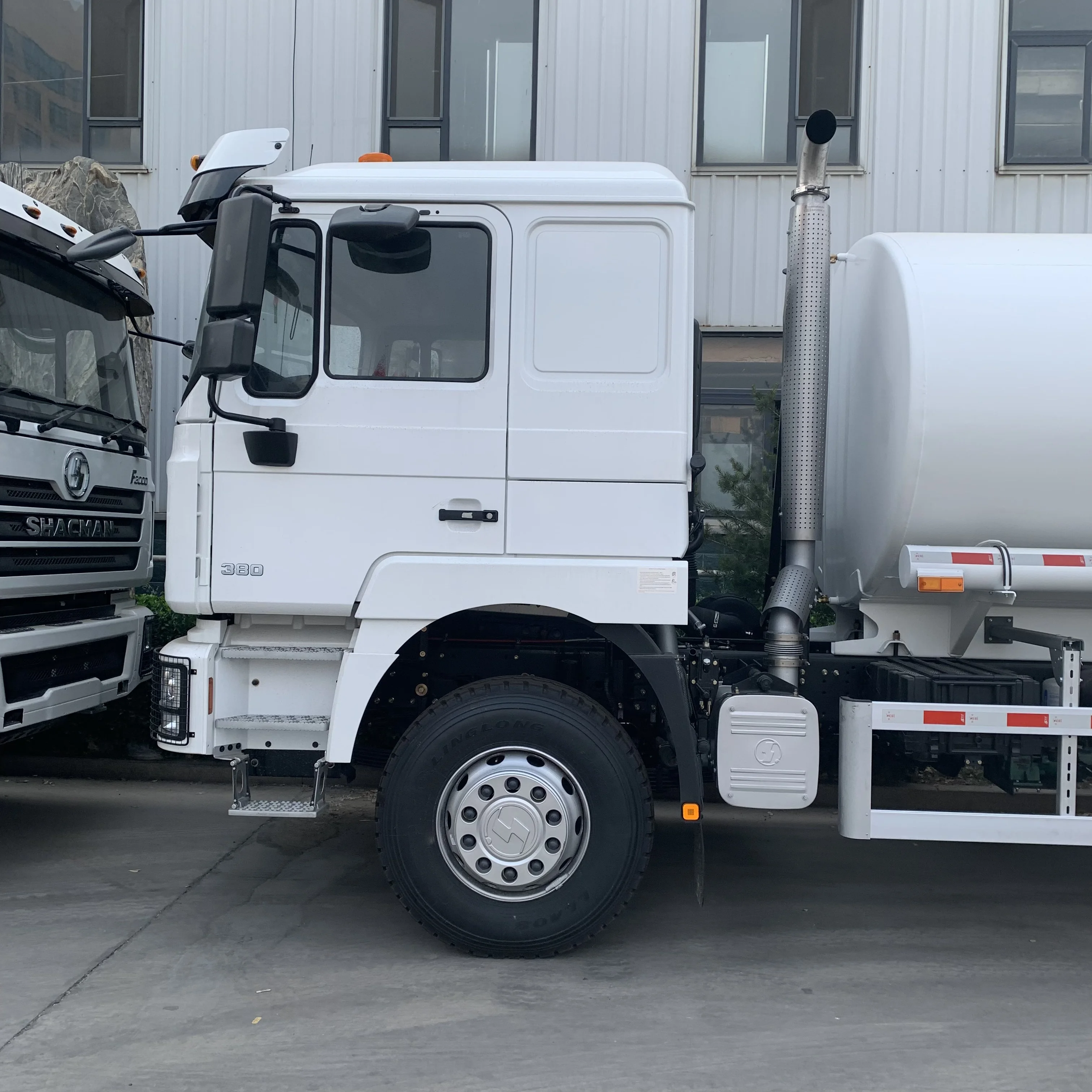 New Model SINOTRUK HOWO 6x4 20CBM 25000 liters fuel tank truck