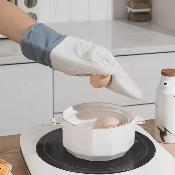 Low MOQ Printed Kitchen Cooking Mittens Rubber Silicone Heat Insulation Oven Mittens with Cotton Stylish Printed Design