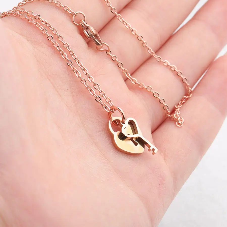 2025 Couple Heart Necklace Stainless Steel Never Fading Heart Shaped Key Pendant Gift for Ladies Fine Jewelry