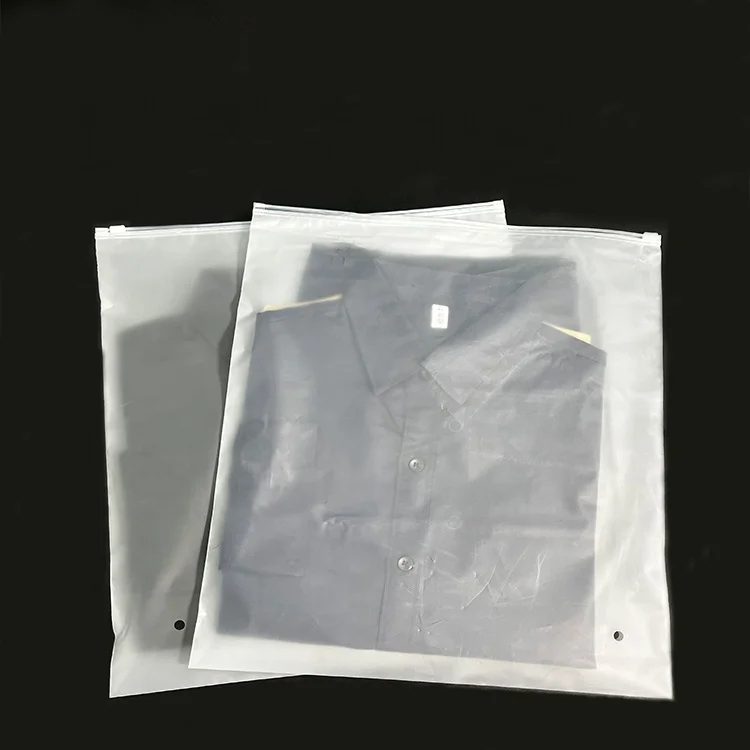 Пластиковый матовый пакет на молнии для одежды