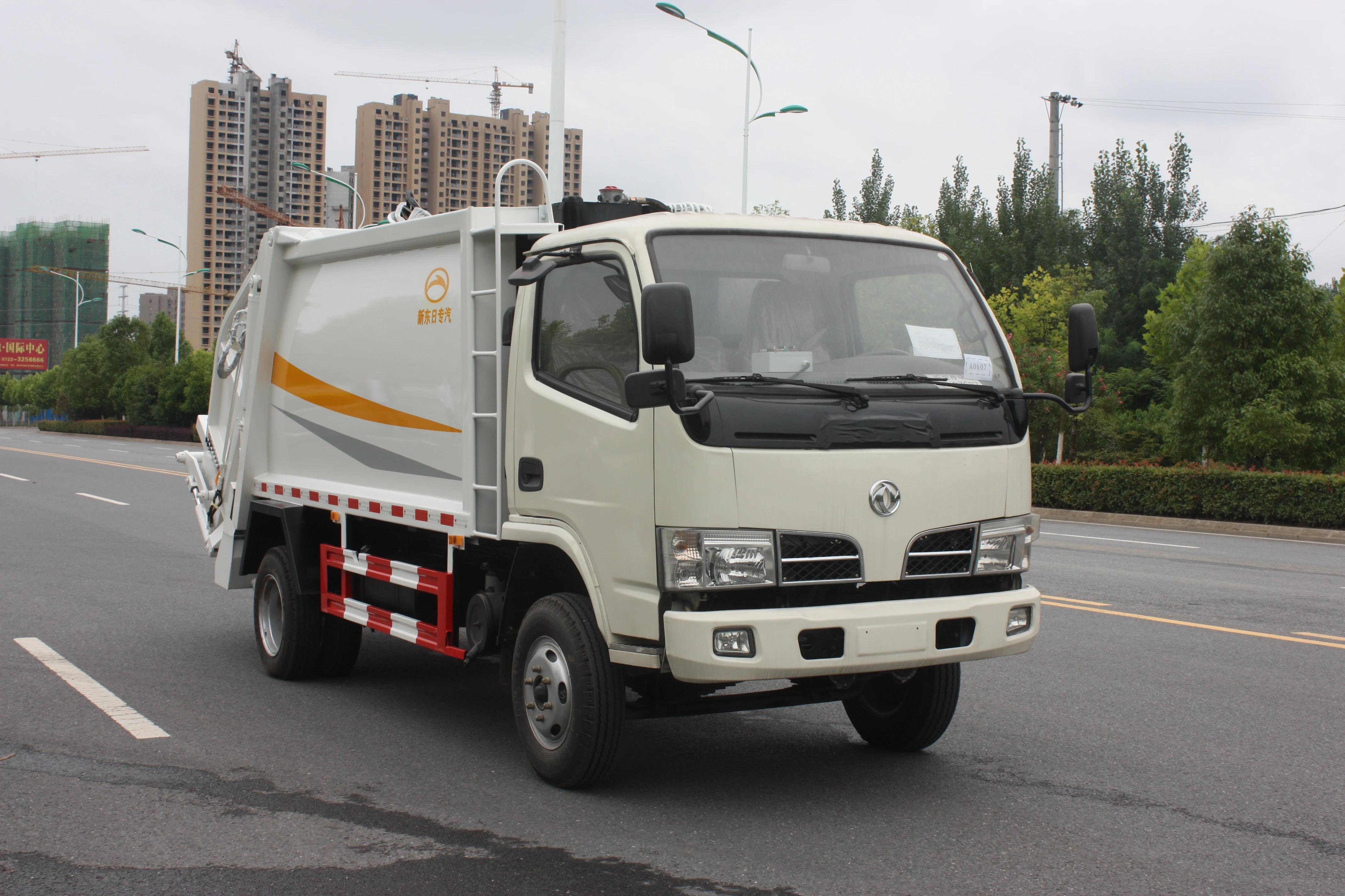 dongfeng whole hermetical garbage transport truck for sale